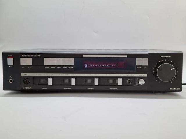 Grundig - V 7500 Slimline Solid state integrated amplifier