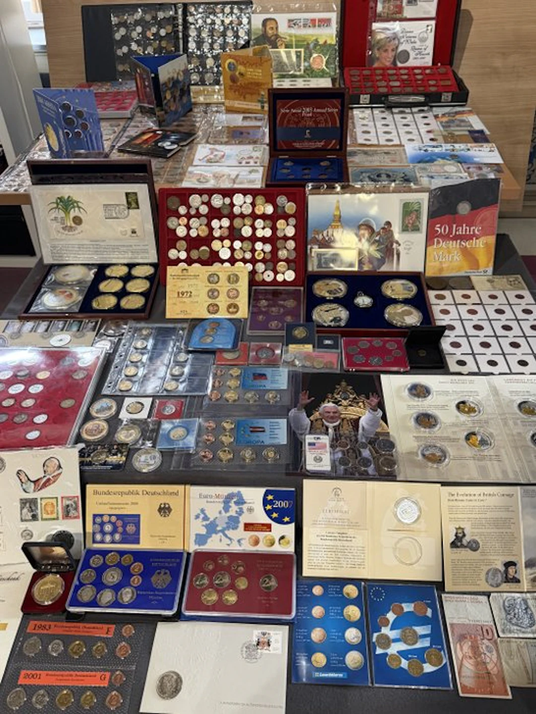 World. Collection of coins/banknote/medals/euro inkl