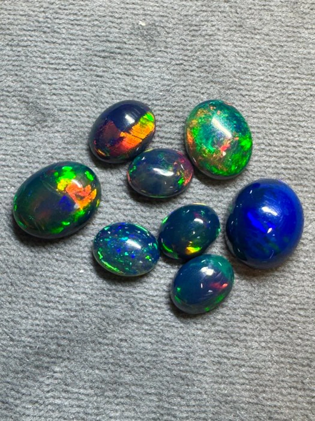 Set of 8 Ethiopian black opal cabochons - 10.10 ct Cabochons- 2.02 g - (8)