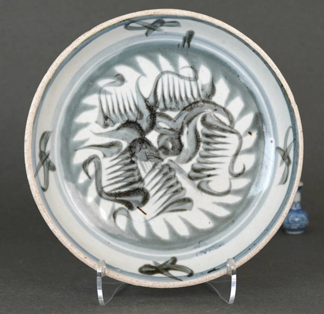 Ming (1368-1644) - Bowl - Stylized Dragon Amidst Fire...