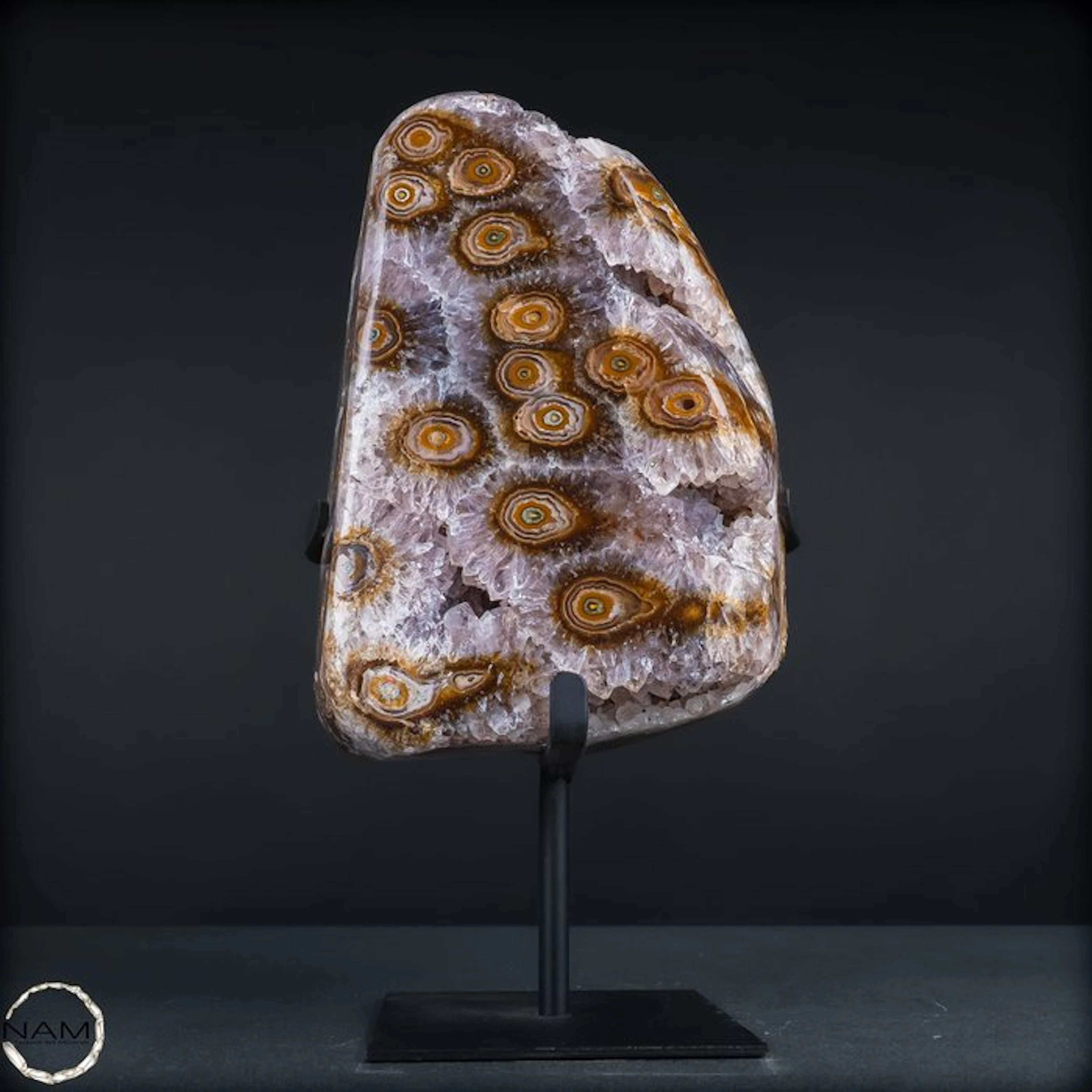 Agate on an elegant metal stand – Fascinating natural art...