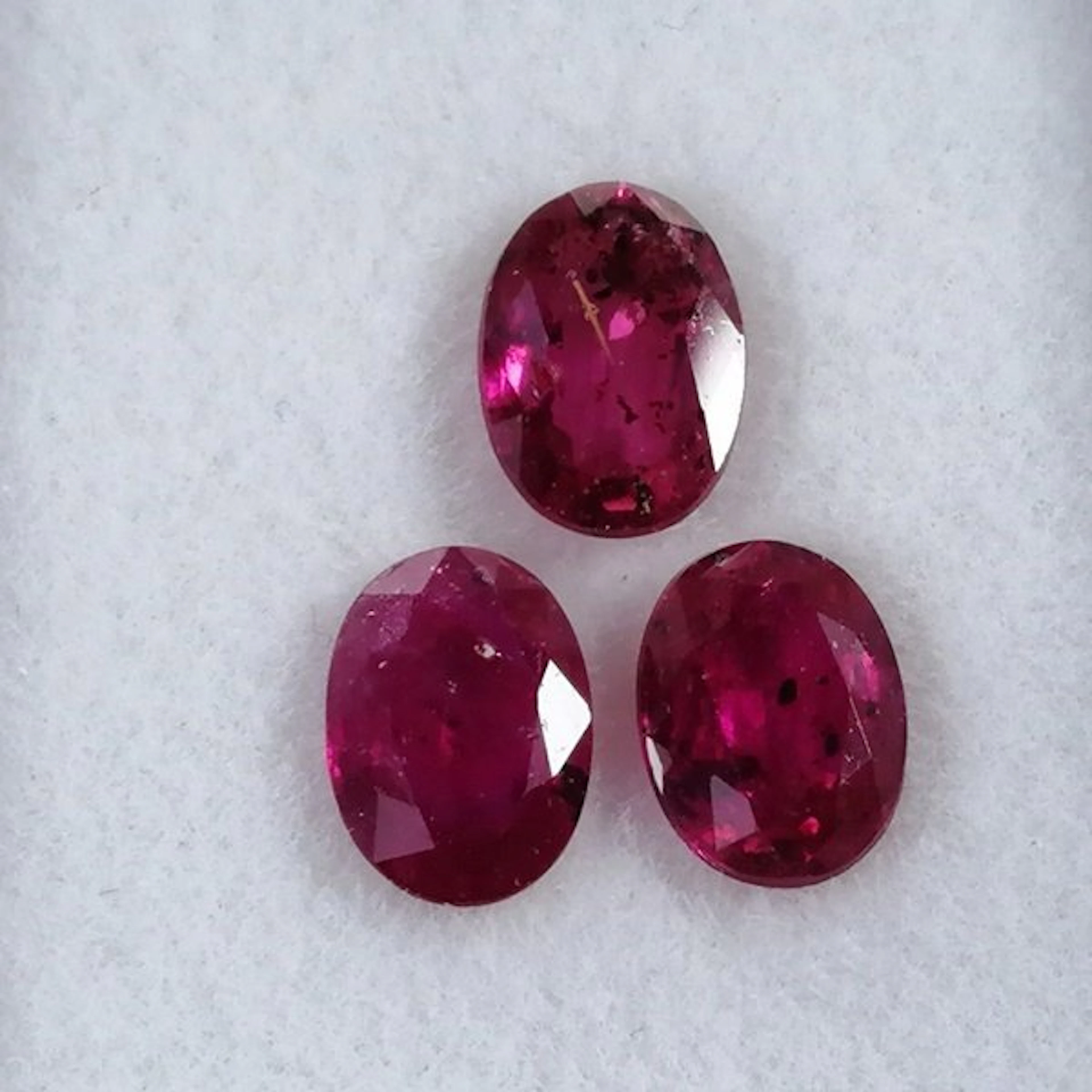 3 pcs Red Ruby - 1.95 ct - Instituto Gemólogico Español (IGE)