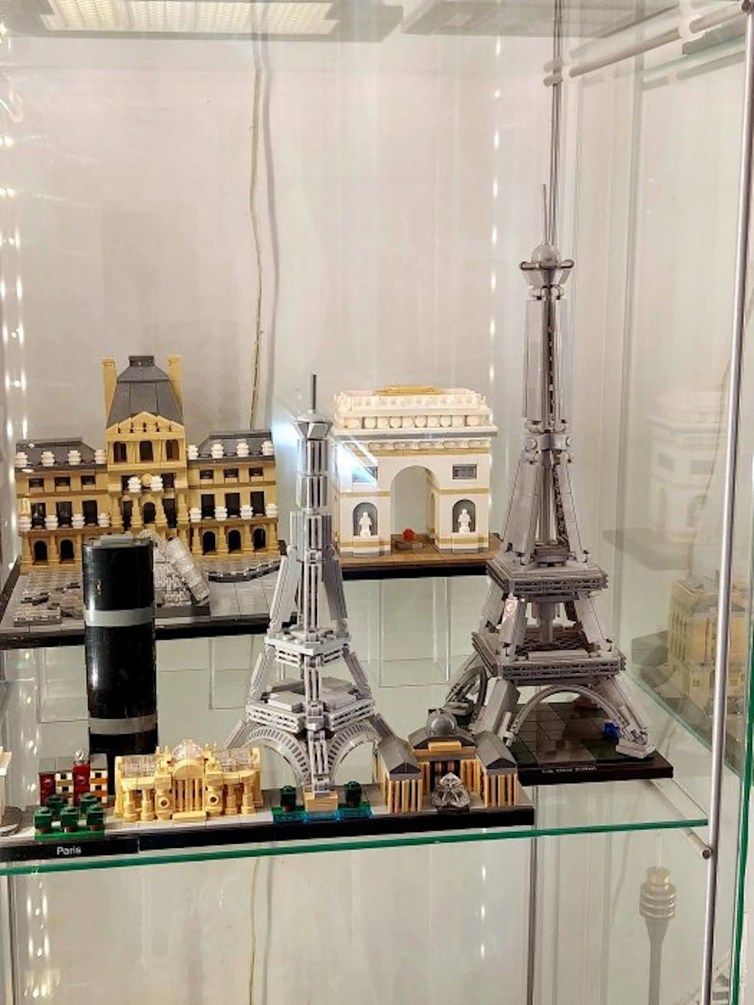 LEGO Set - Architecture - Paris (21044); The Eiffel Tower...