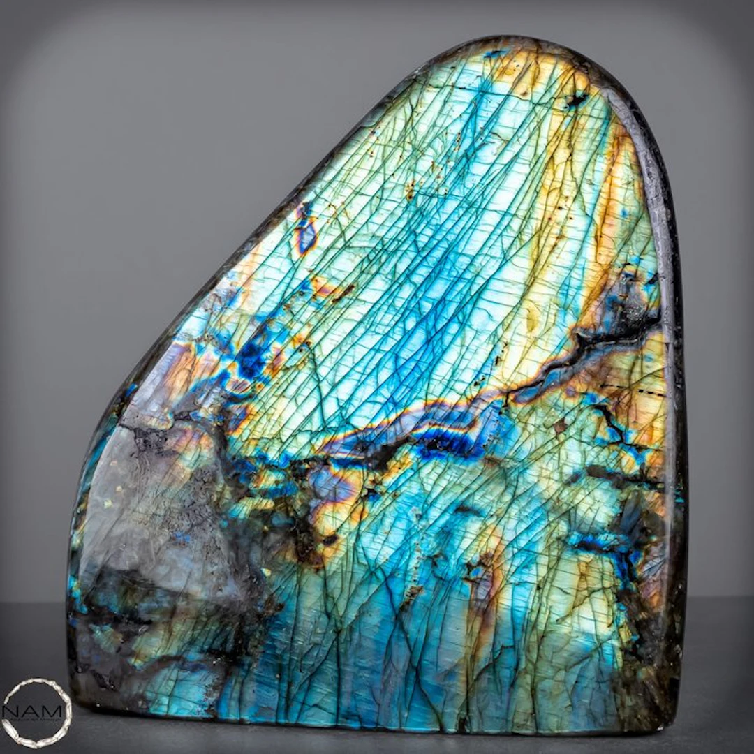 Natural labradorite from Madagascar – Nature's shimmering...