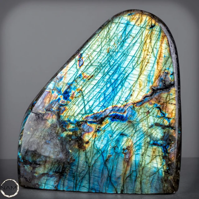 Natural labradorite from Madagascar – Nature's shimmering...