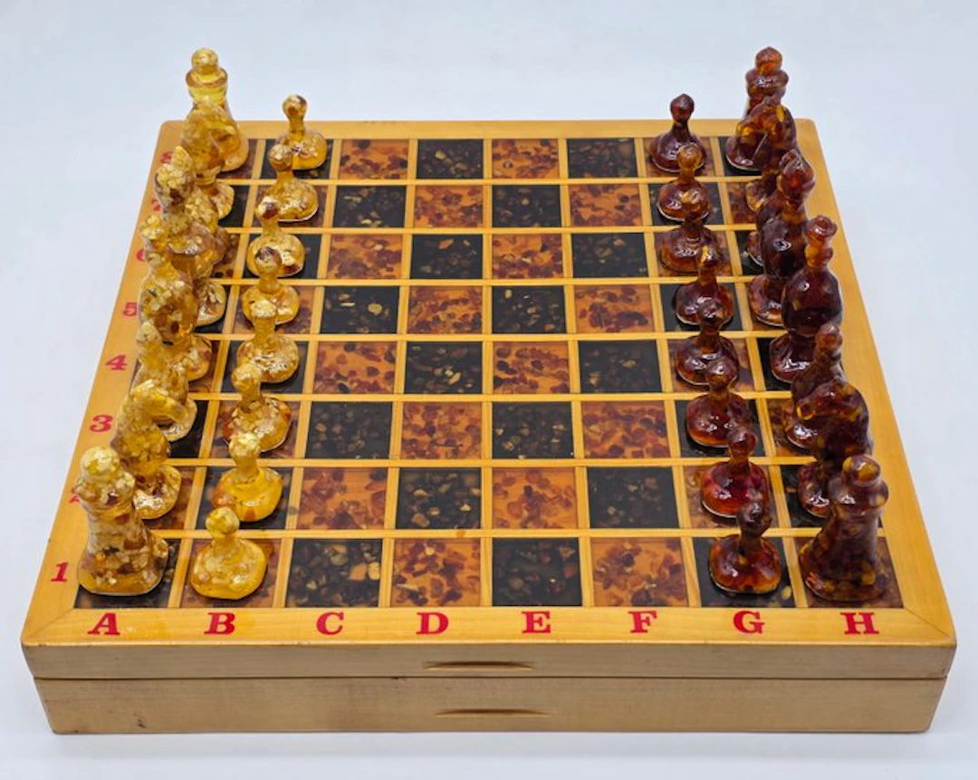 Chess set echiquier - Chess set - Baltic amber, resin and wood