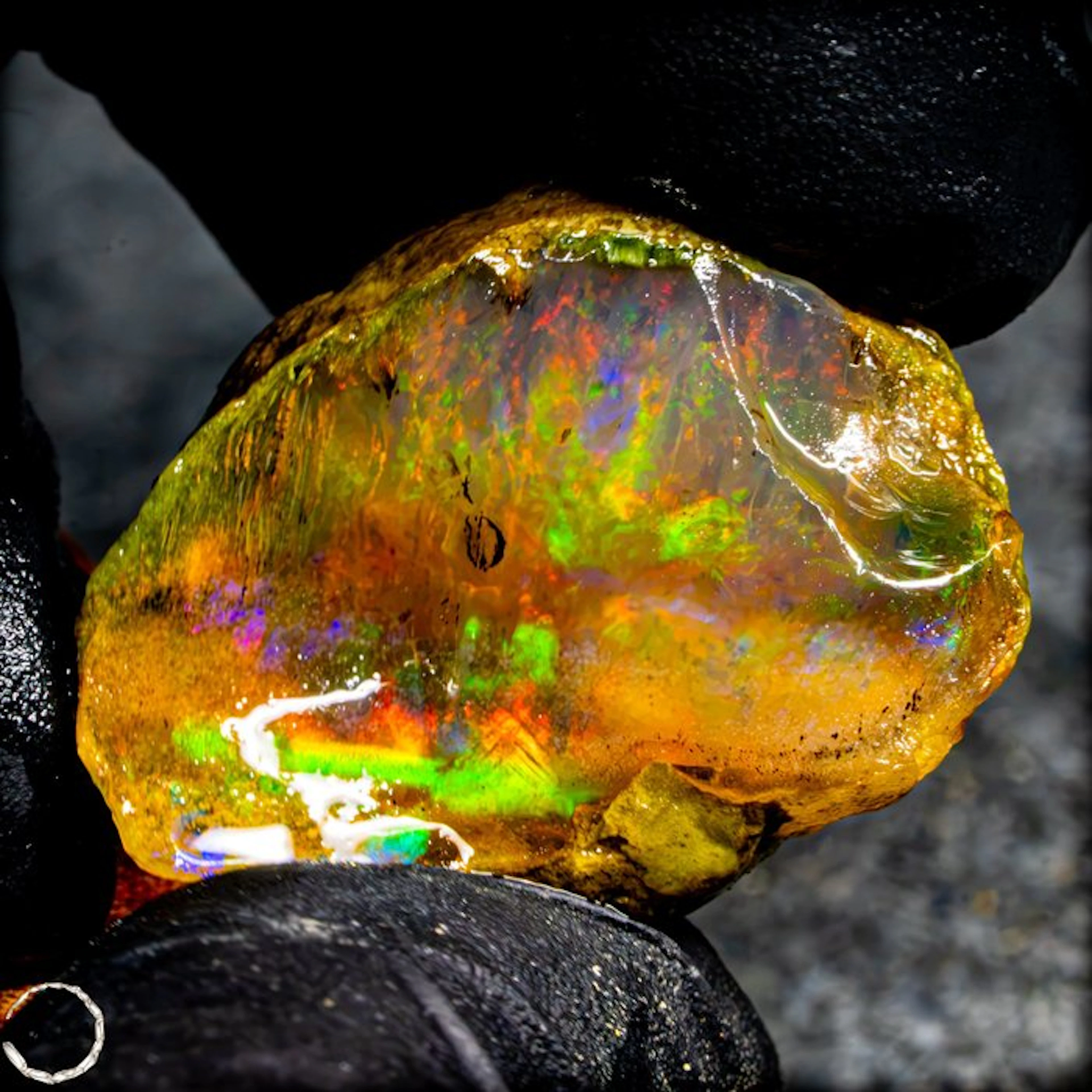 Crystal Opal – rough stone with spectacular play of color 105.1- 21.02 g