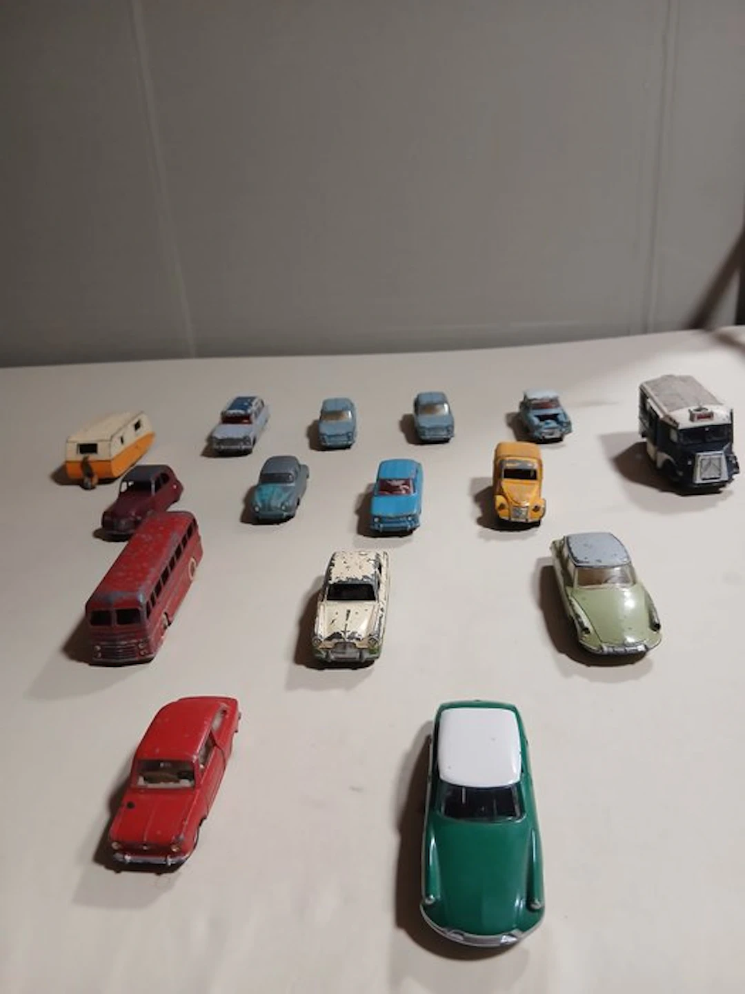 Dinky Toys 1:43 - Model car (15) - Various Dinky Toys...