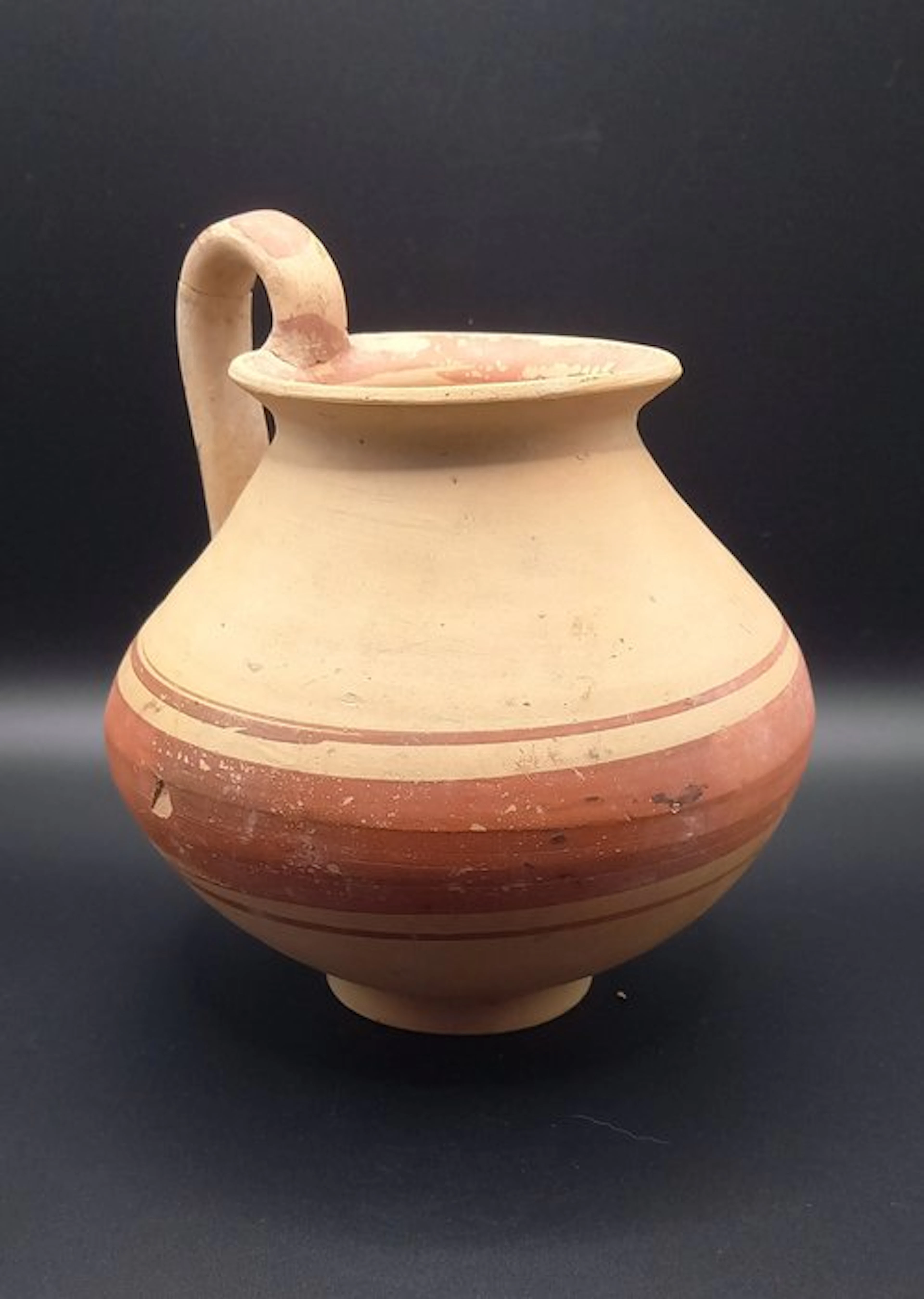Daunien Ceramic Large jug with a banded handle and red decoration. - 155 mm