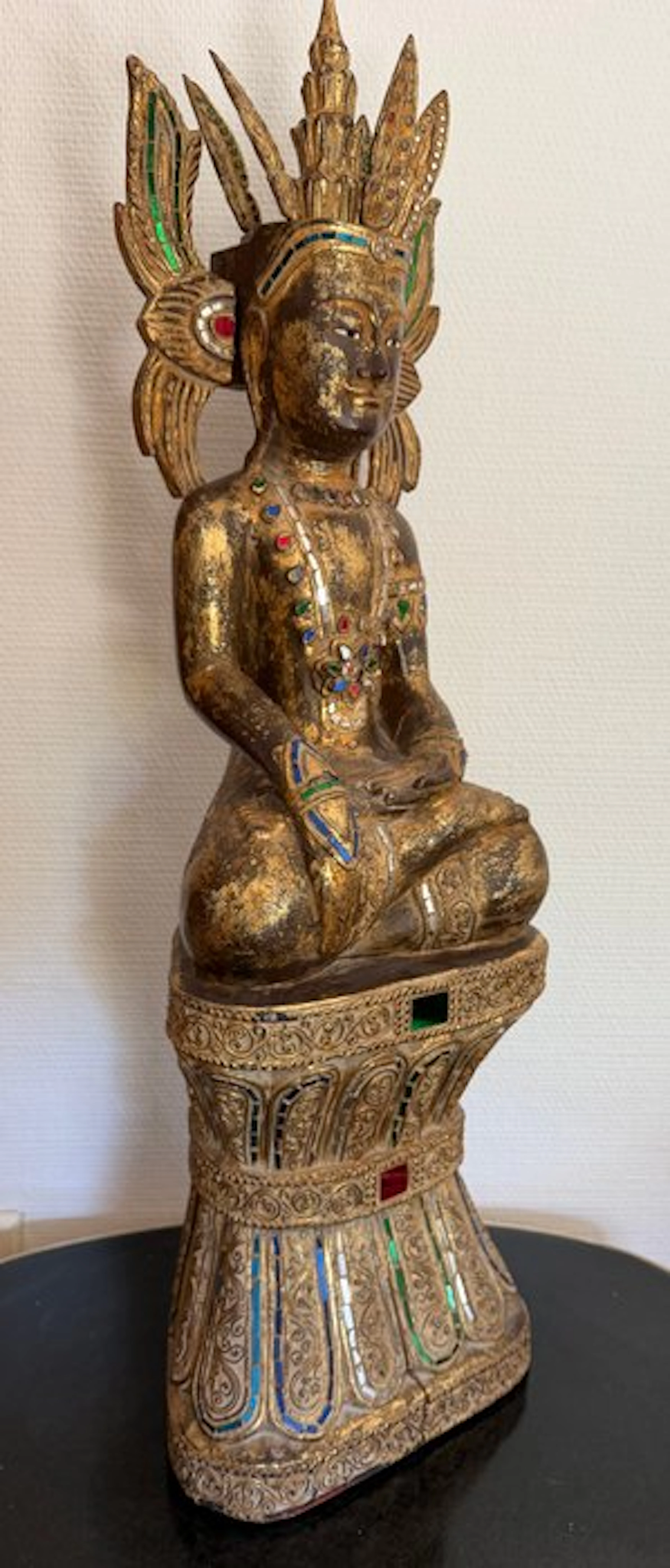 Große antike Jambupati-Buddha-Statue im königlichen...