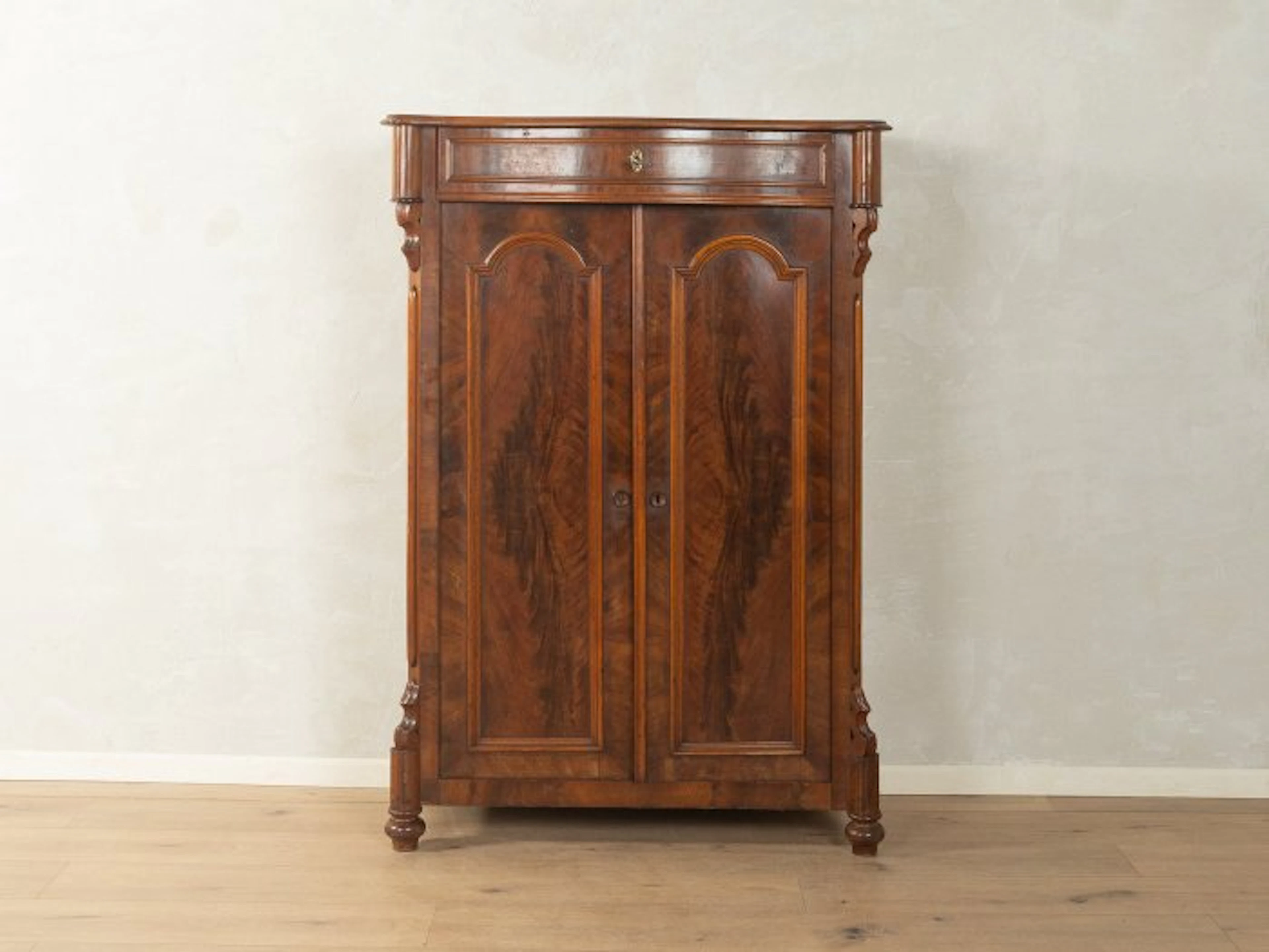 Commode - Walnut - Upright Cabinet (Vertiko)