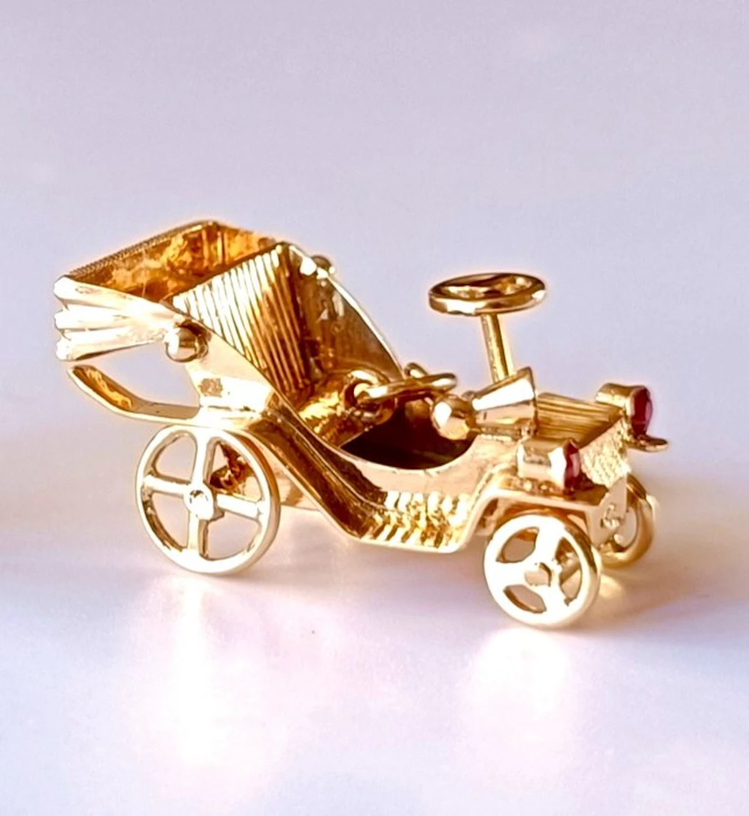 Pendant - 18 kt. Yellow gold - 0.20ct. tw. Ruby - Pendant "Old Car"