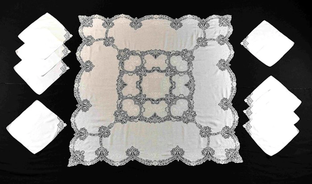 Bruges bobbin lace - Tablecloth (9) - 160 cm - 160 cm - + 8 matching napkins