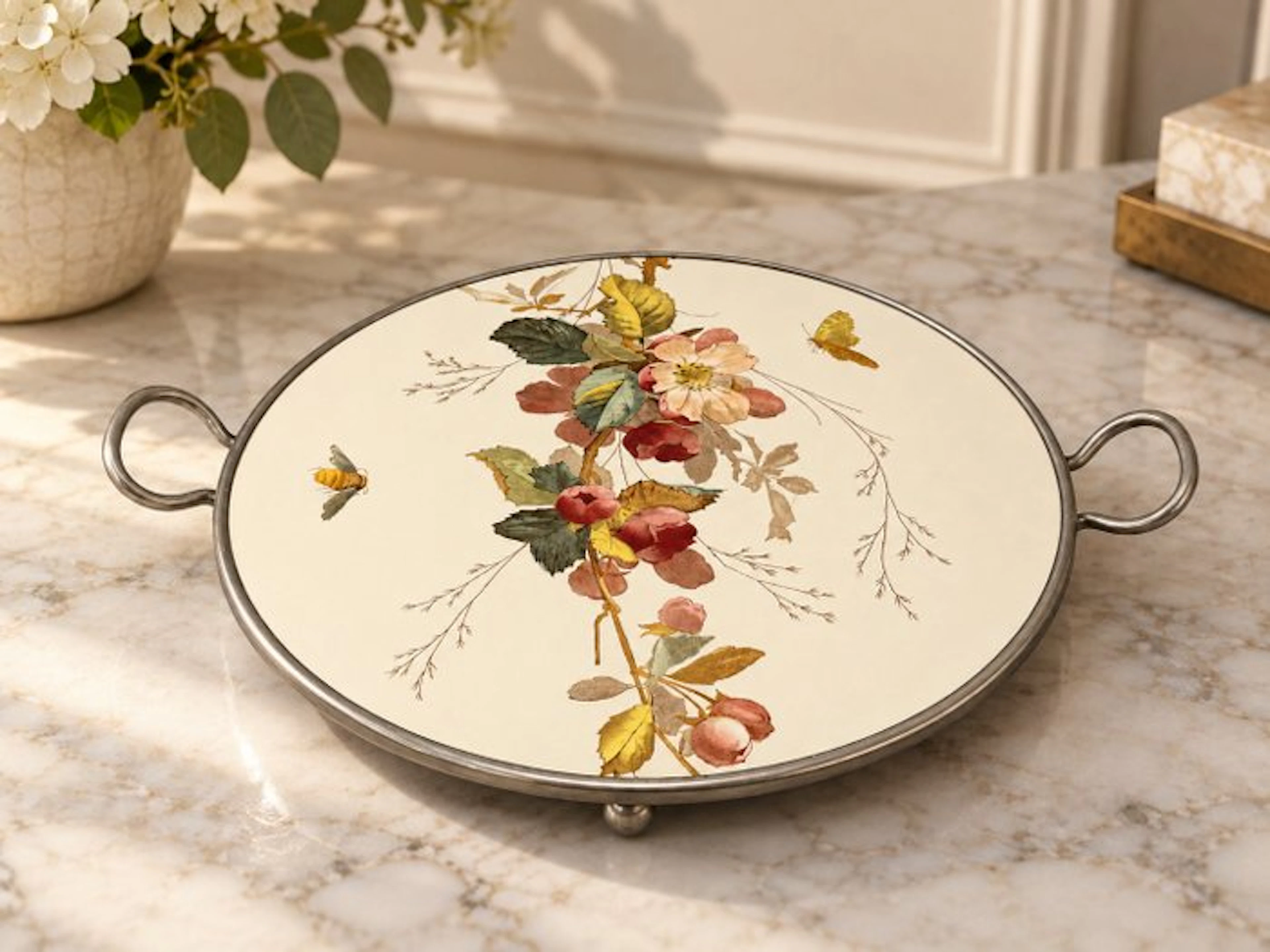 Elegant taartplateau met bloemen