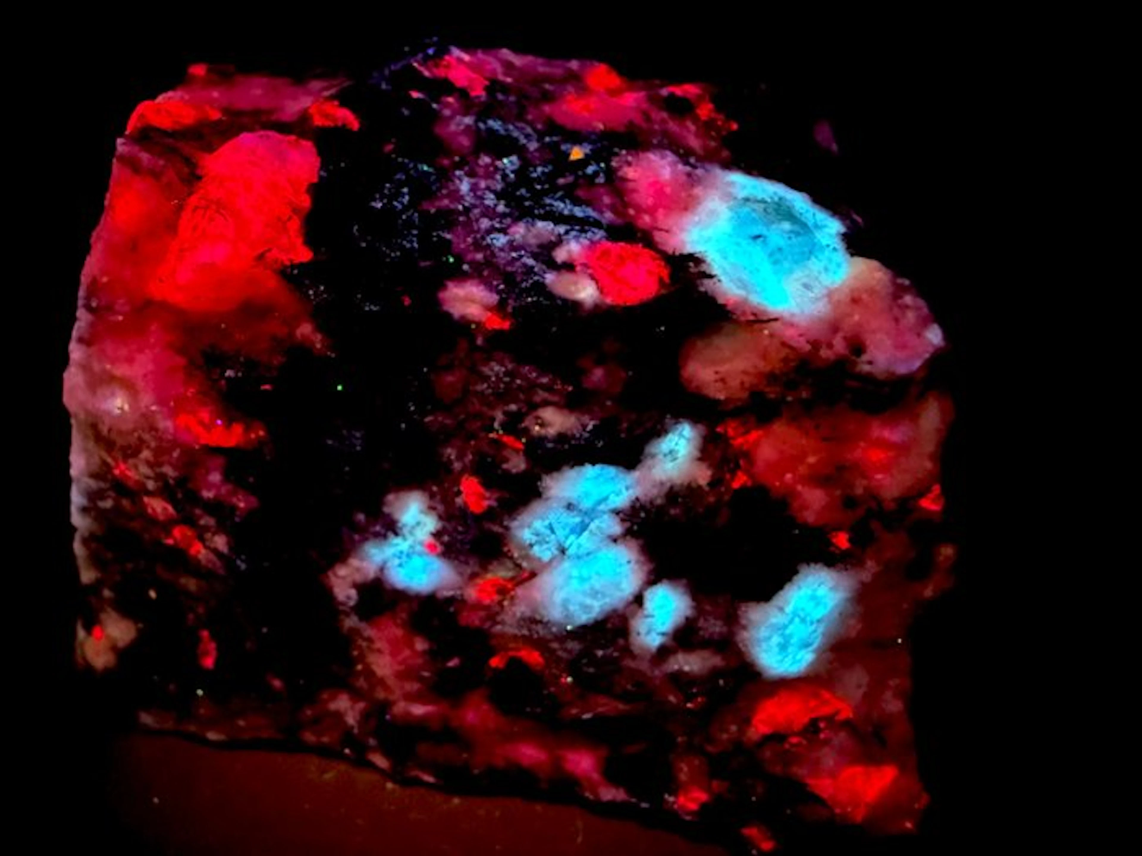 A super rare and bright tugtupite