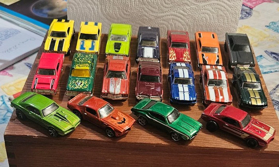 Hot Wheels 1:64 - Model sports car (18)