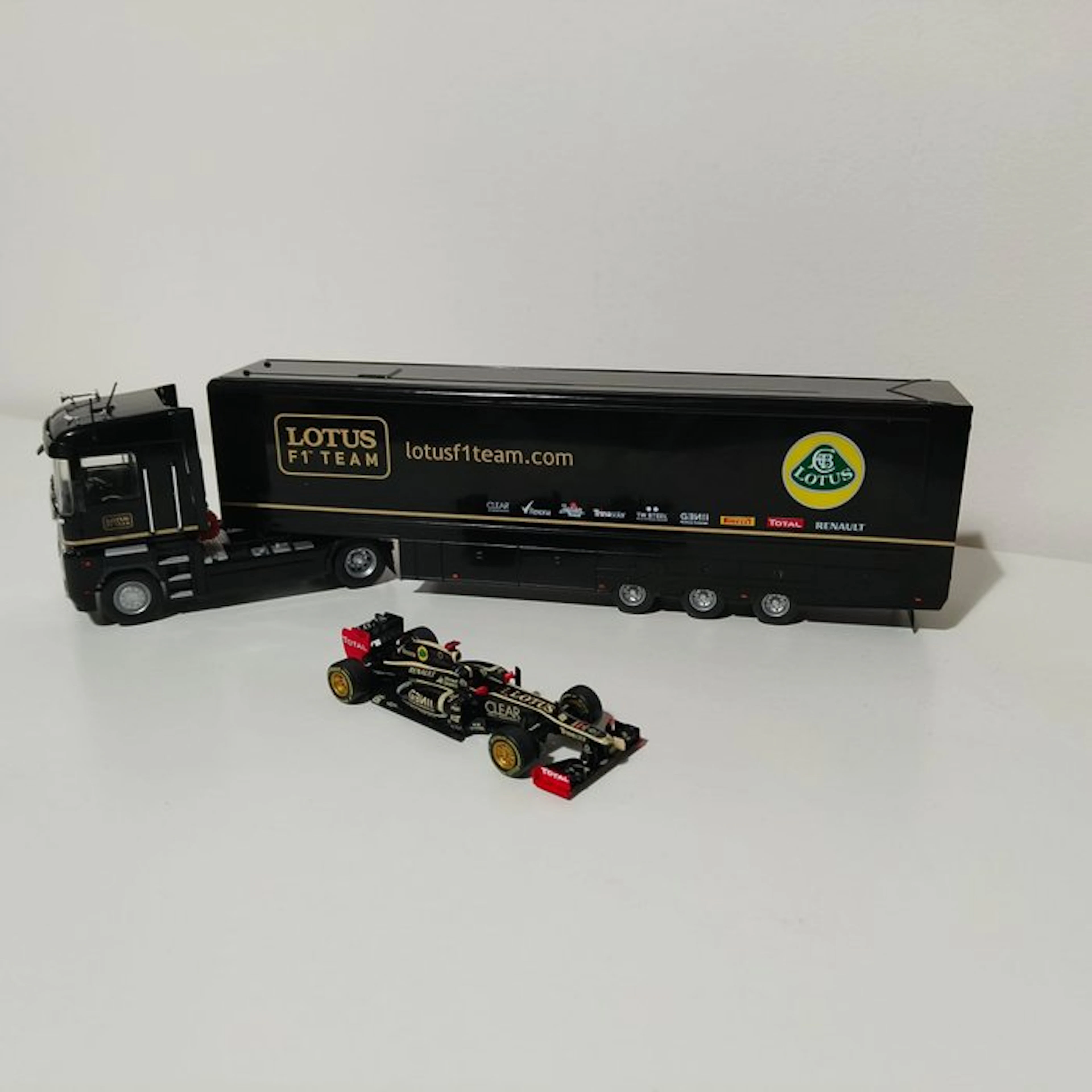 Altaya 1:43 - Model sports car (2) - Lotus F1 Team E20 e camion rimorchio