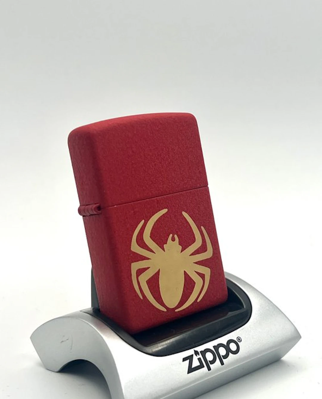 Zippo - Red Crackle Gold Spider Emblem (L 02 / December...