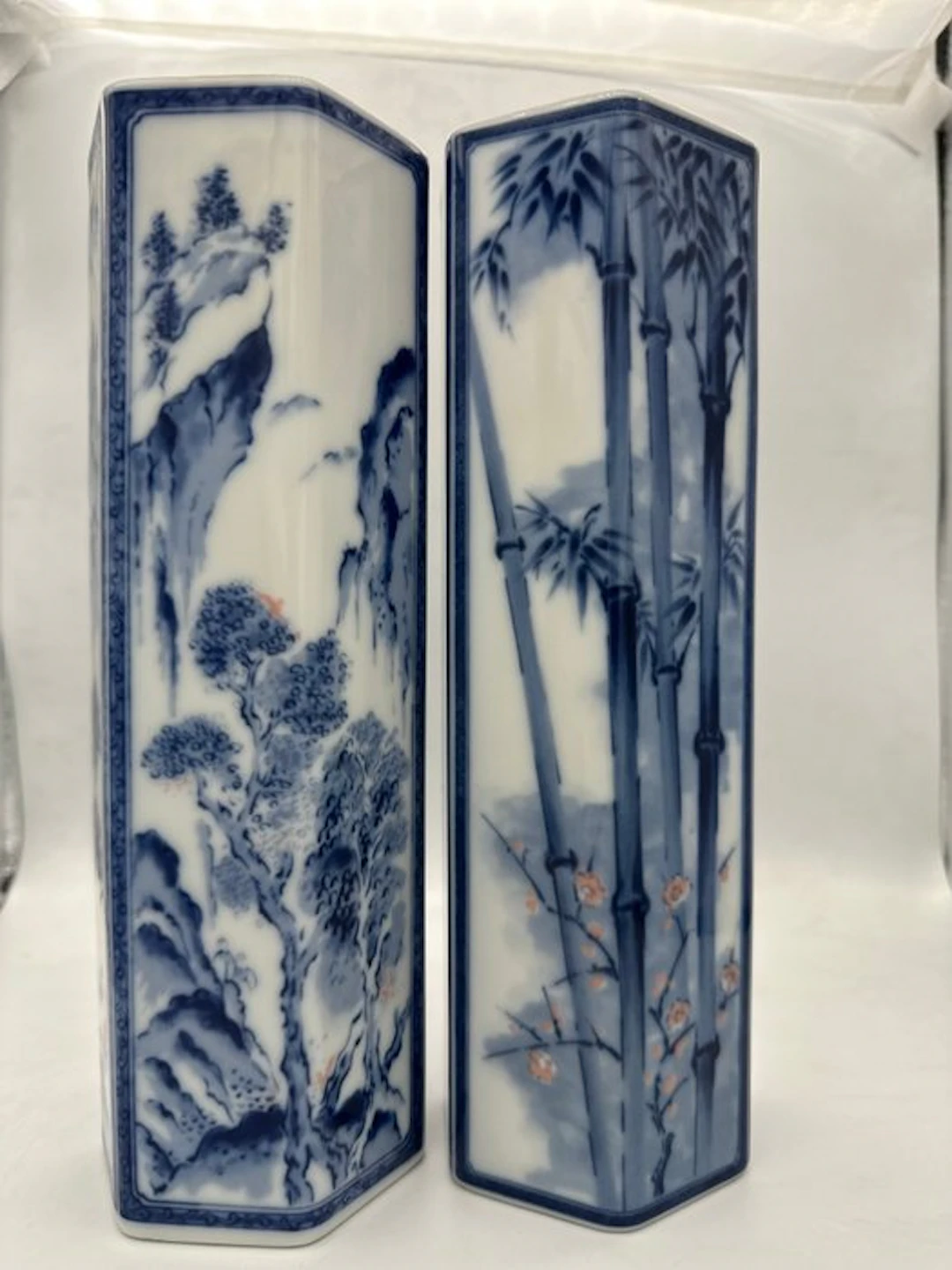 Vase - Porcelain - Japan - A pair of Japanese vases. (No reserve price)