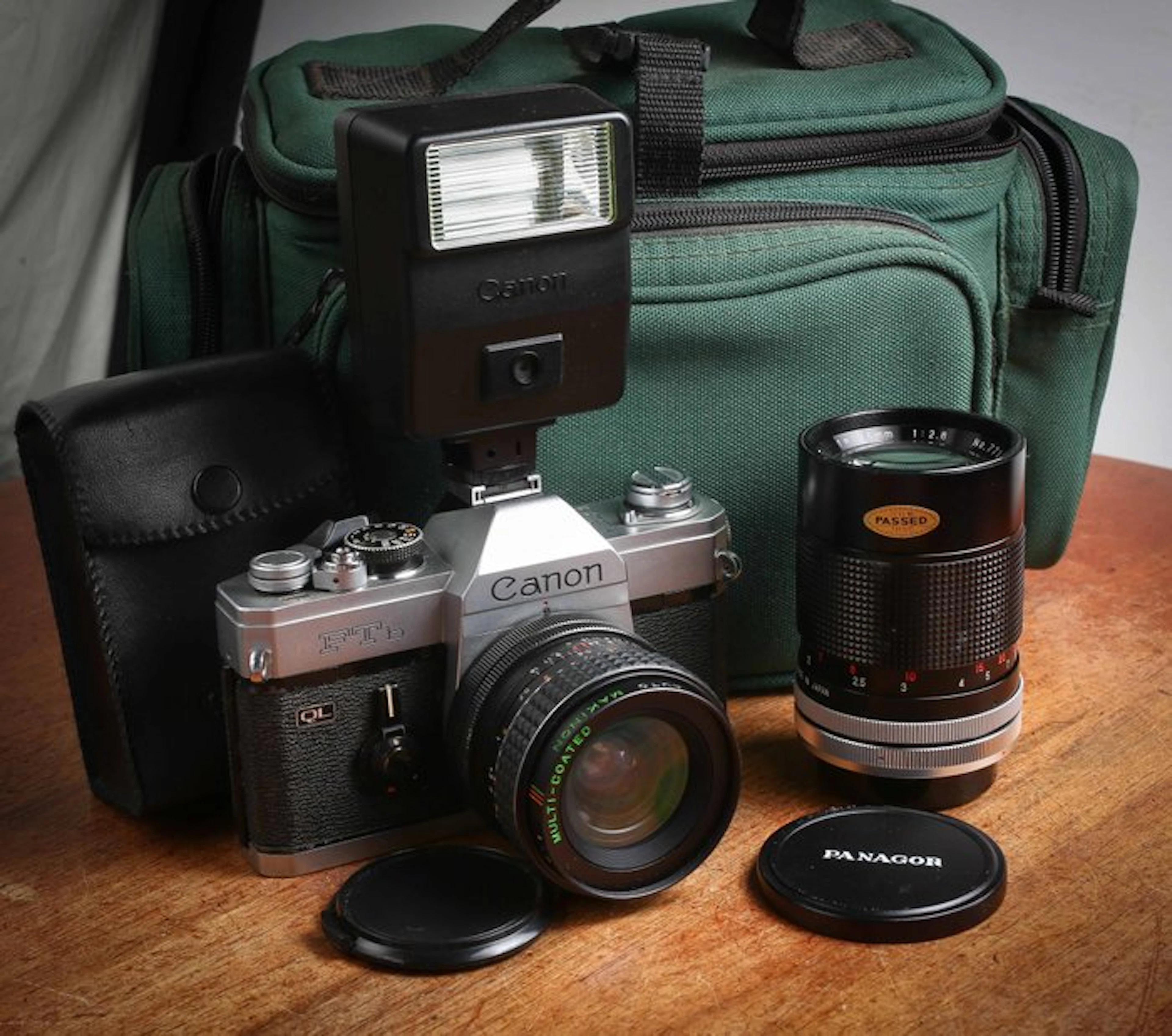Canon FTb + 28mm 2,8 + 135mm 2,8 + Flash 155A + Sacoche Analogue camera