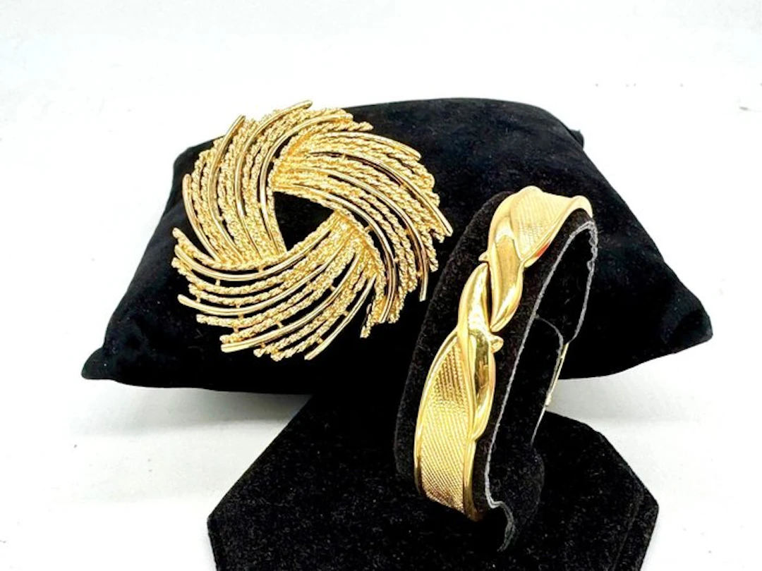 Monet - Gold-plated, 22 kt Sculptural Design Brooch and - Bracelet