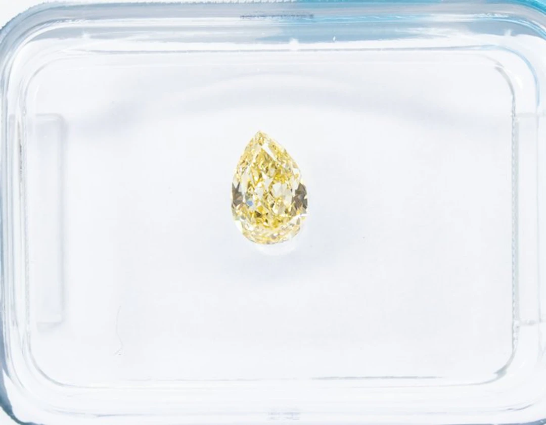 No reserve price - 1 pcs Diamond (Natural coloured)...