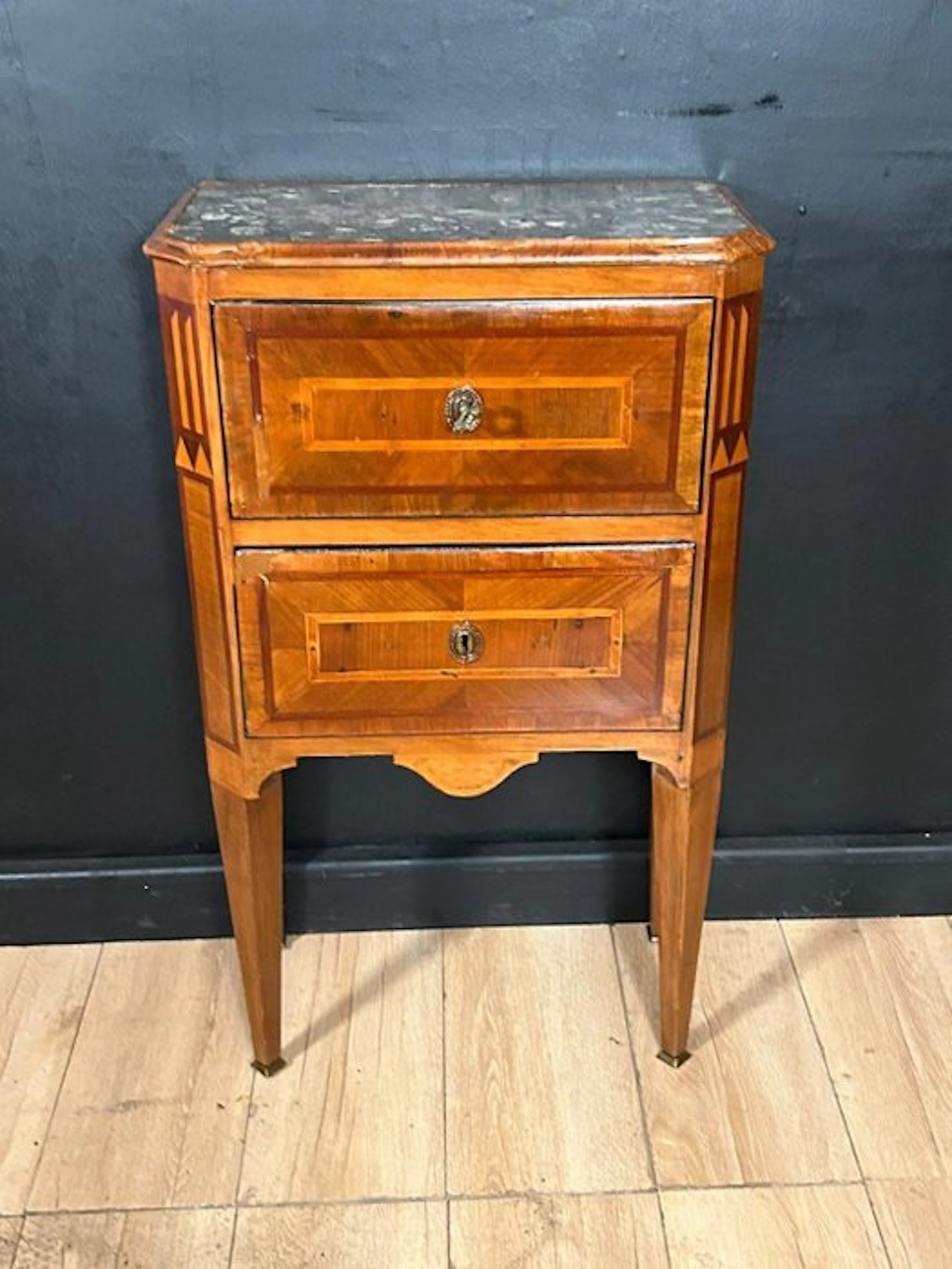 Side table - Walnut - Antique Louis XVI nightstand.