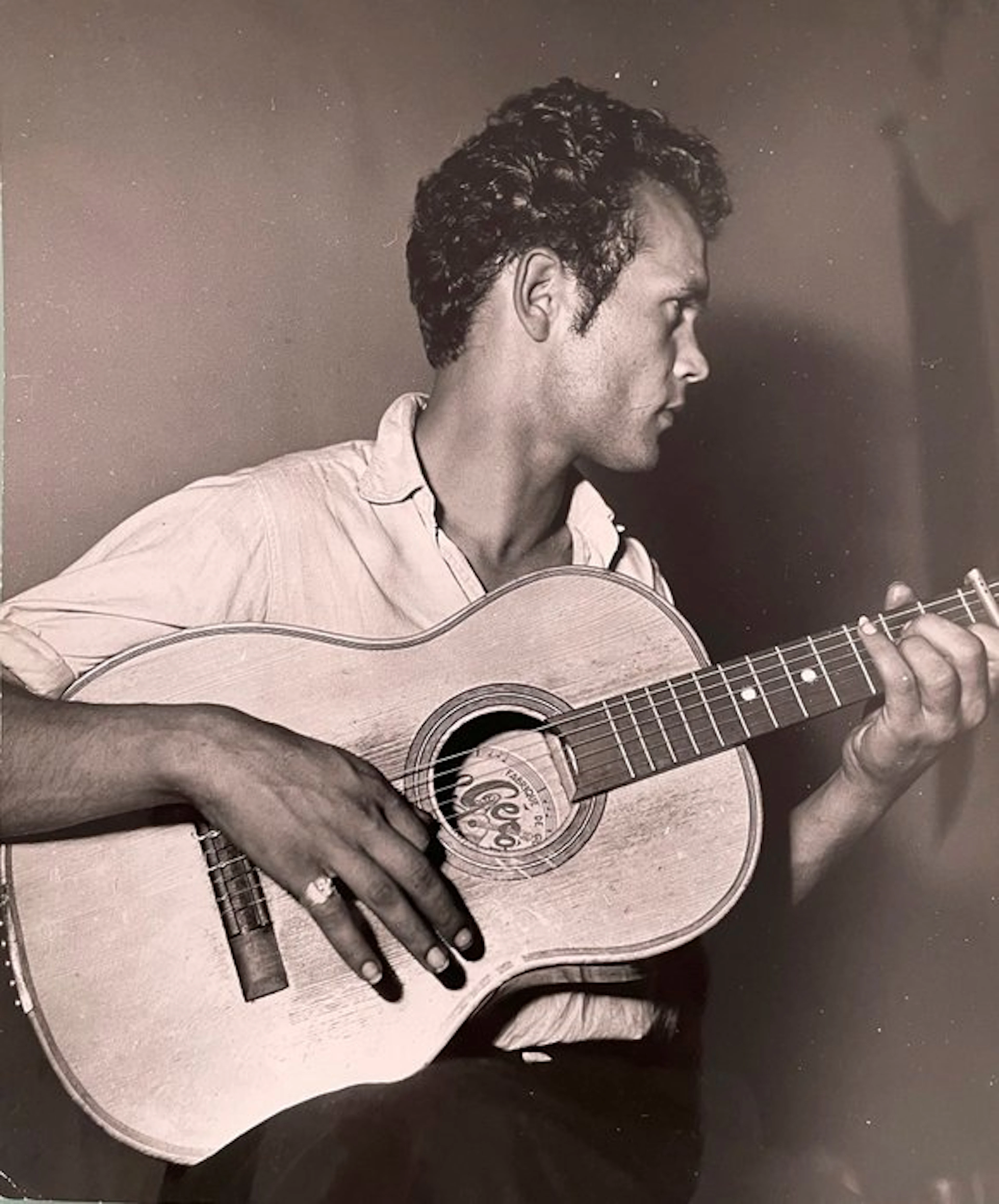 Jean Ribiere (1922 - 1989) - Gitan jouant une rumba catalane - Perpignan - 1954