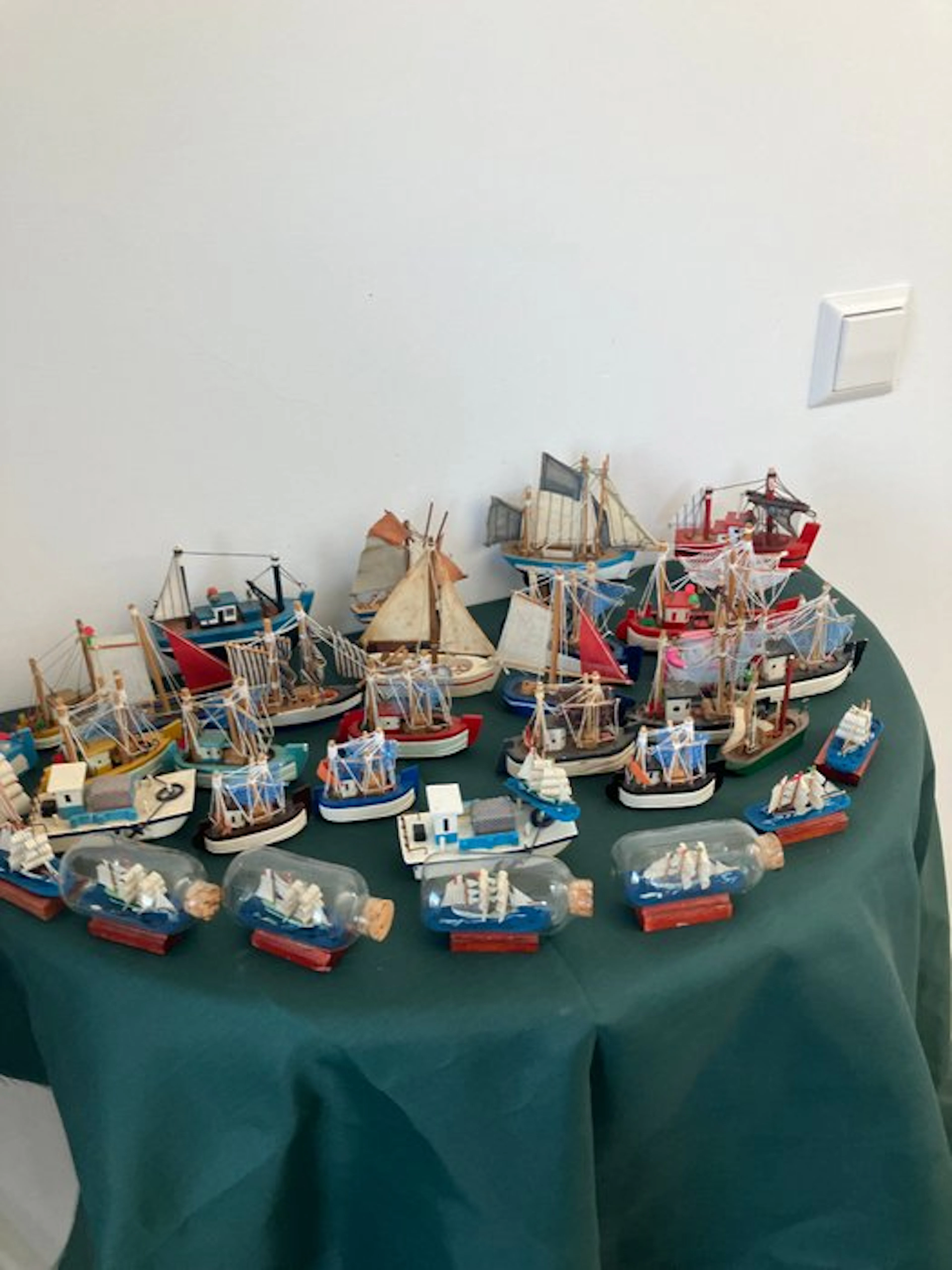 Maritime object (35) - zeilschepen .kotters, oesterboten , - wood, glass