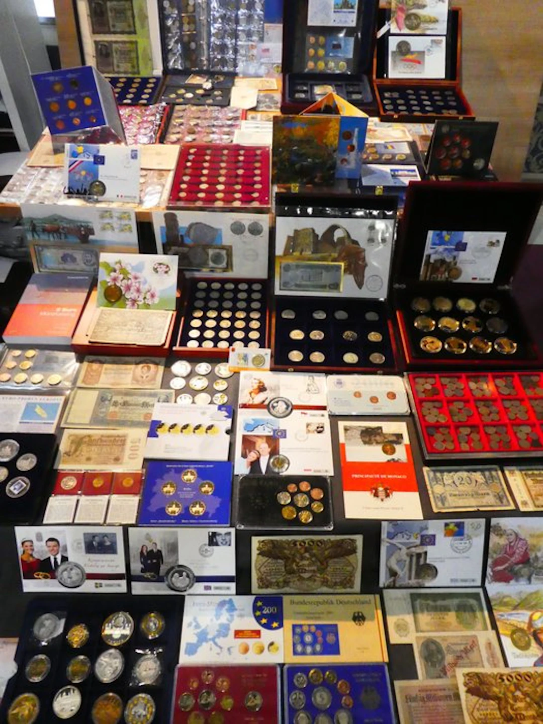 Europe. Collection of coins/banknote/medals/euro inkl