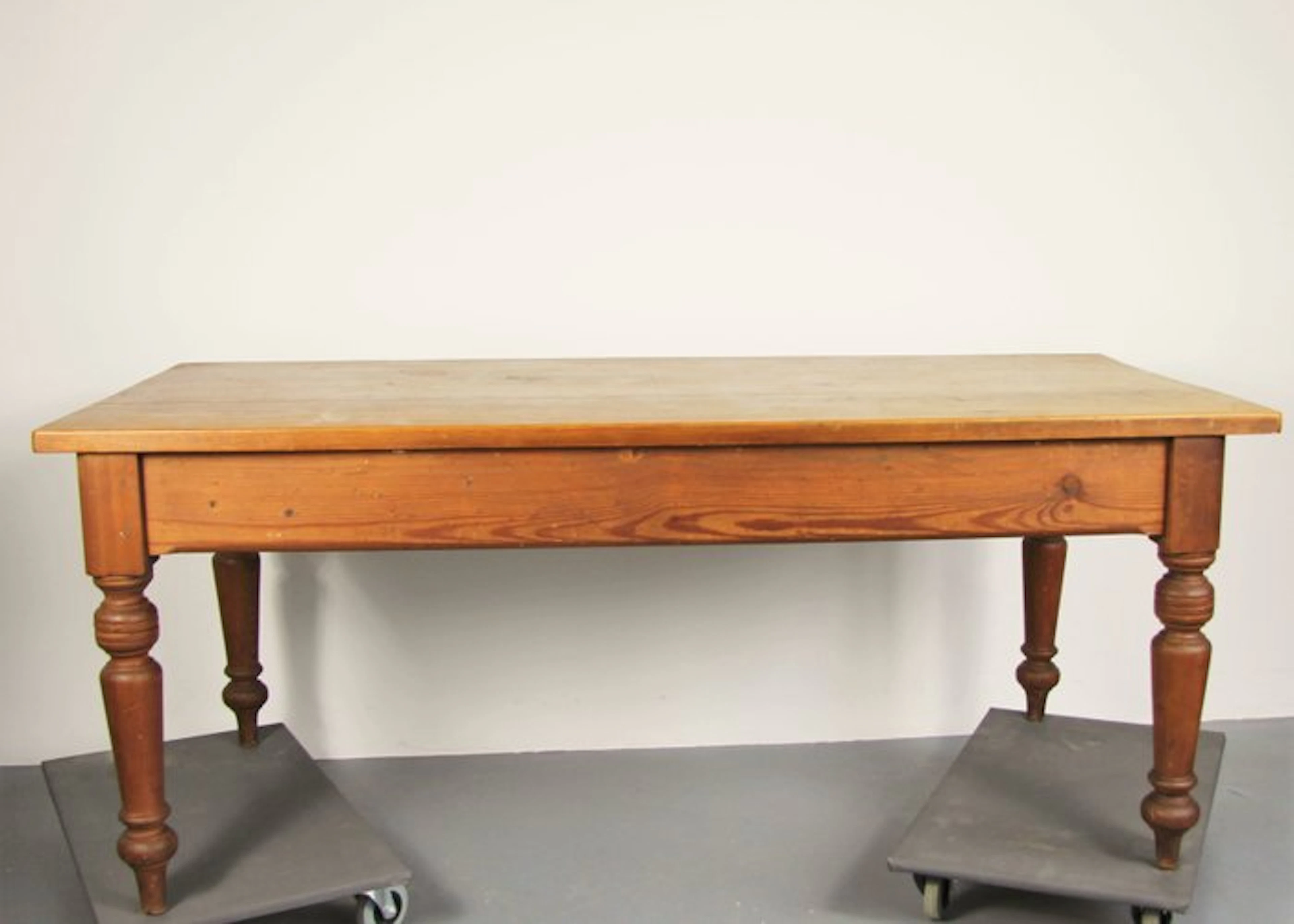 Dining table - Softwood - Delivery to the EU is possible.