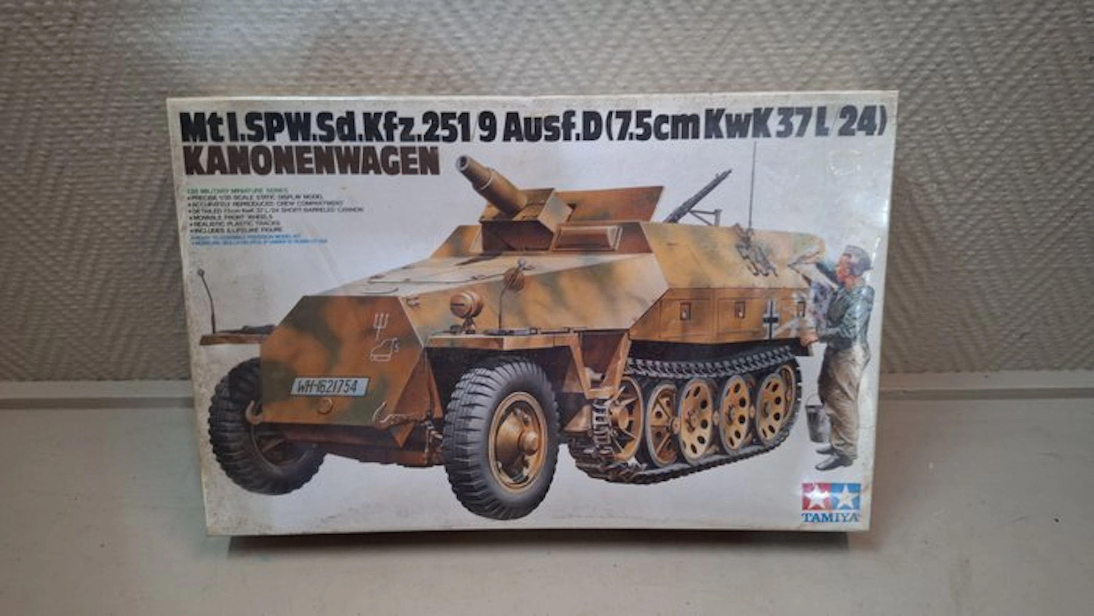 Tamiya 1:35 - Model kit - Mt.I.SPW.Sd.Kfz.251 9 Ausf.D...