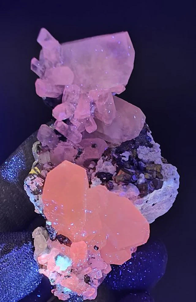 Calcite Fluorescent - Height: 7 cm - Width: 5 cm- 125 g
