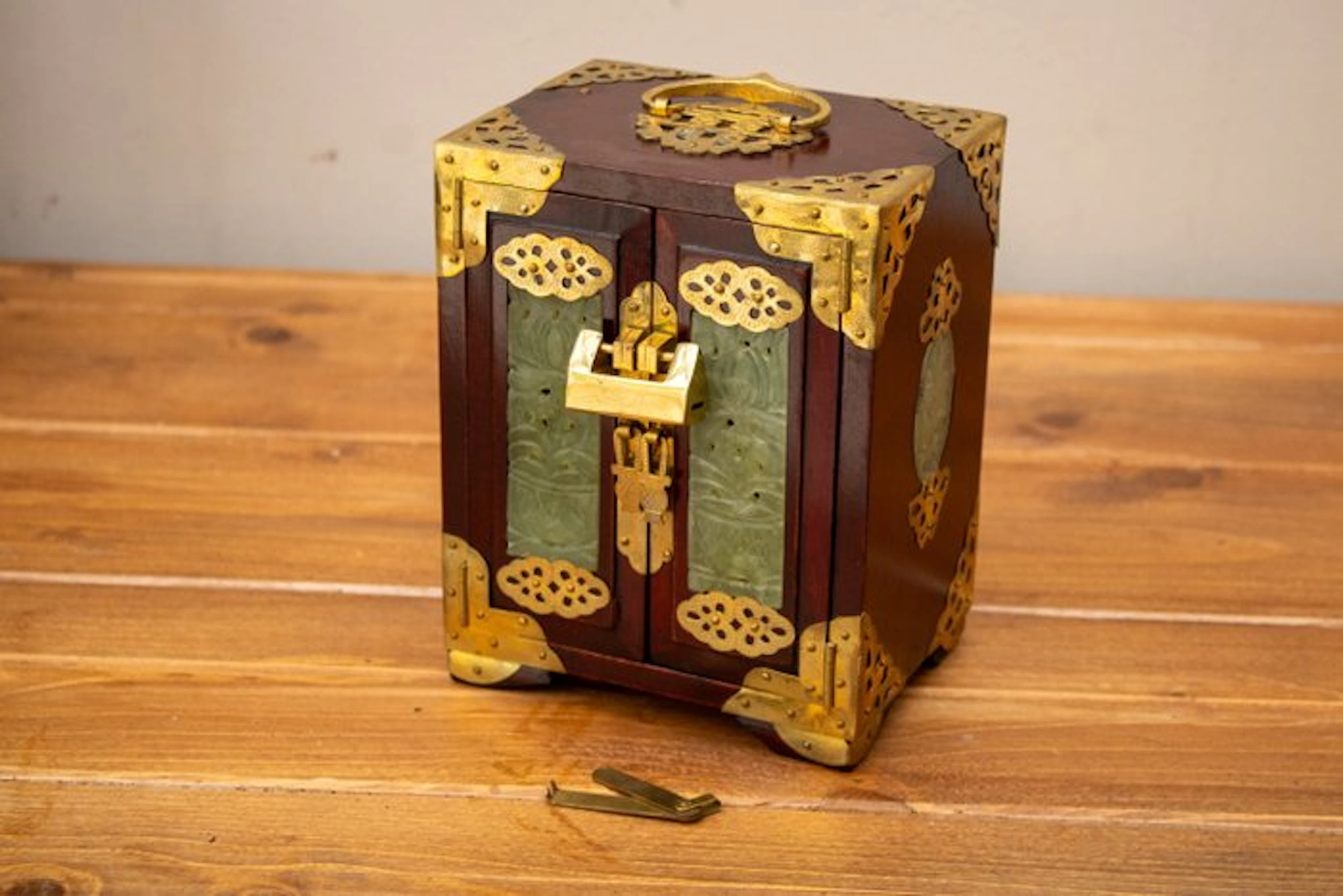 Jewellery box - three drawers - Brass, Wood - decorated with a padlock
