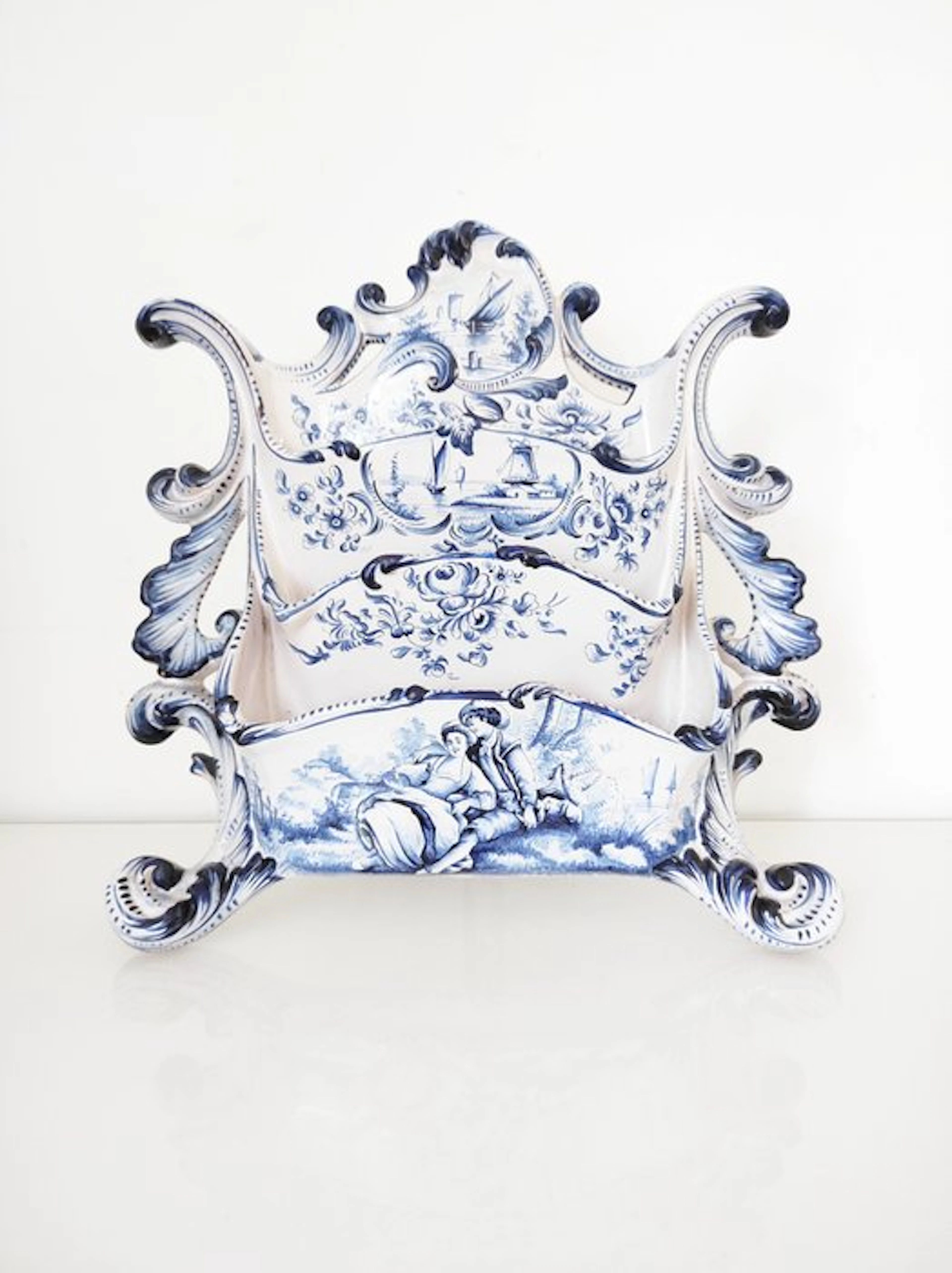 Letter holder - Gallant scene and boats - Delftware