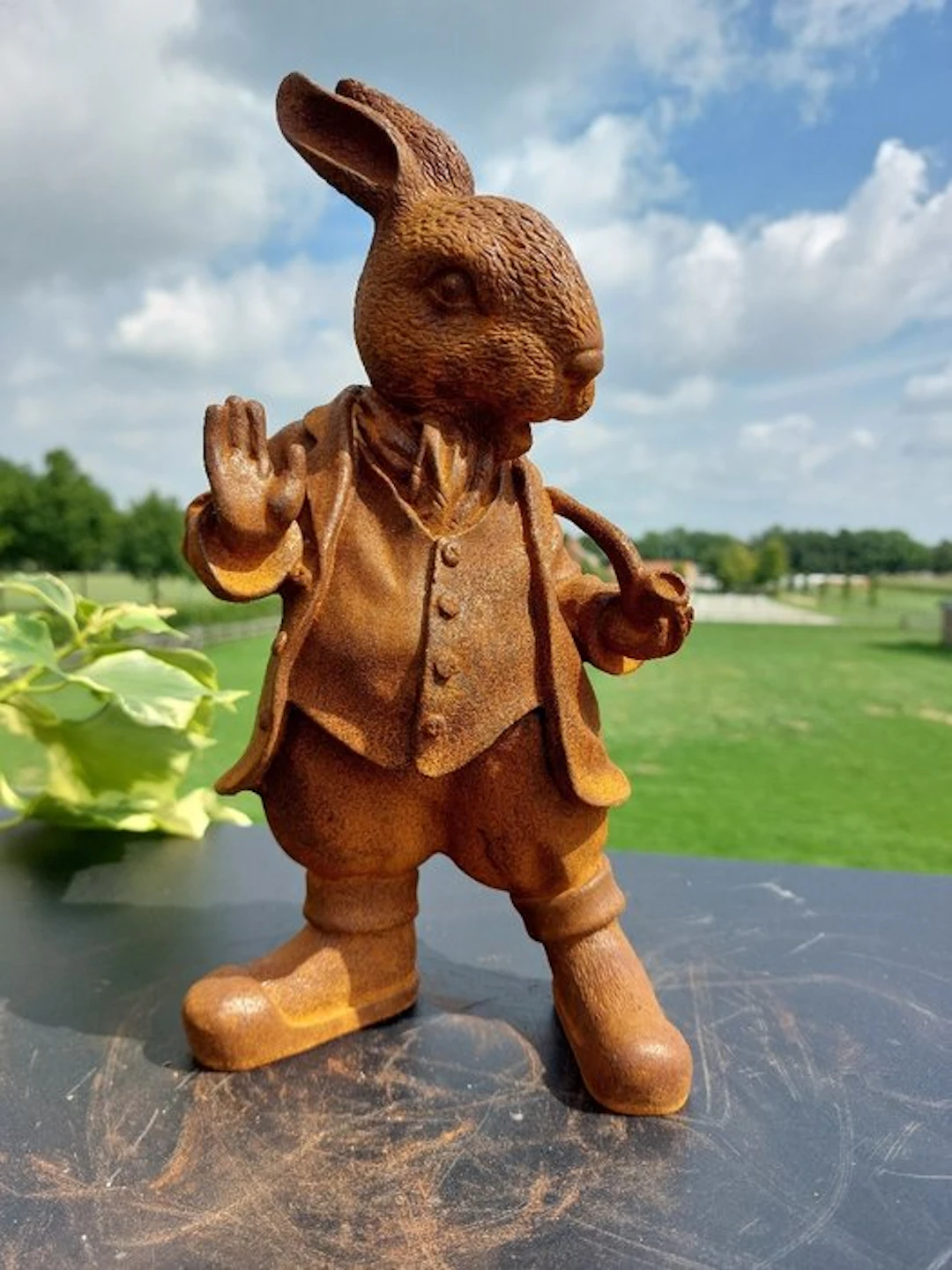 Statue, statue of a rabbit in costume with pipe in cast metal - 27 cm - Iron