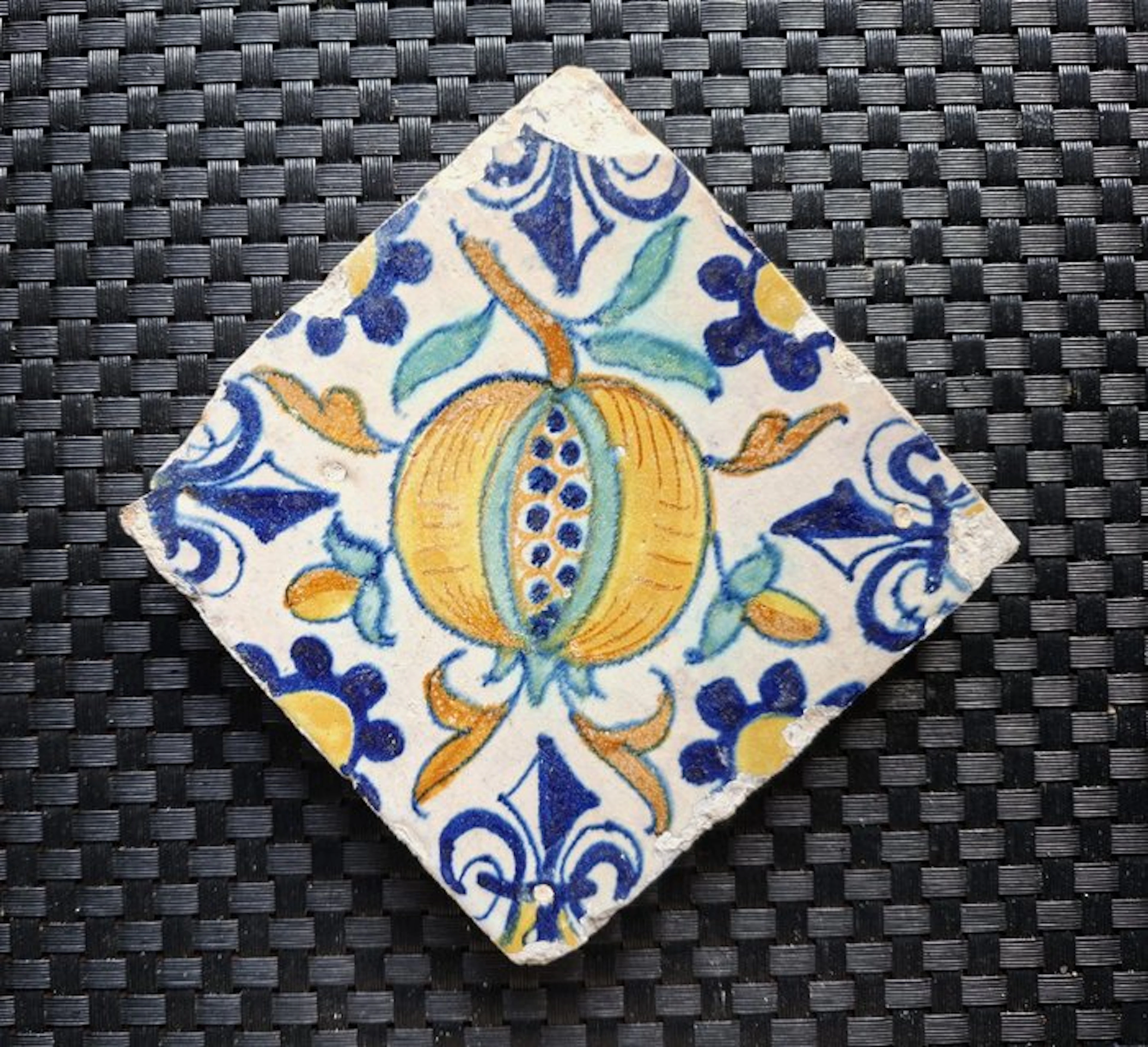 Tile - Antique tile with a pomegranate, small size, 11 x 11 cm. - 1600-1650