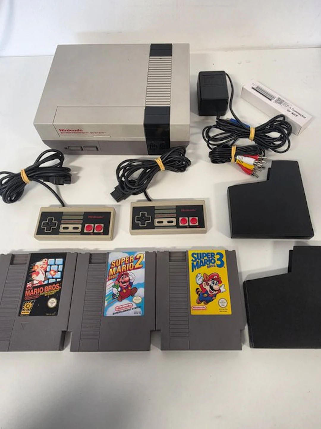 Nintendo - Nes - NES Mario Bundle & 2 Controllers - Video...