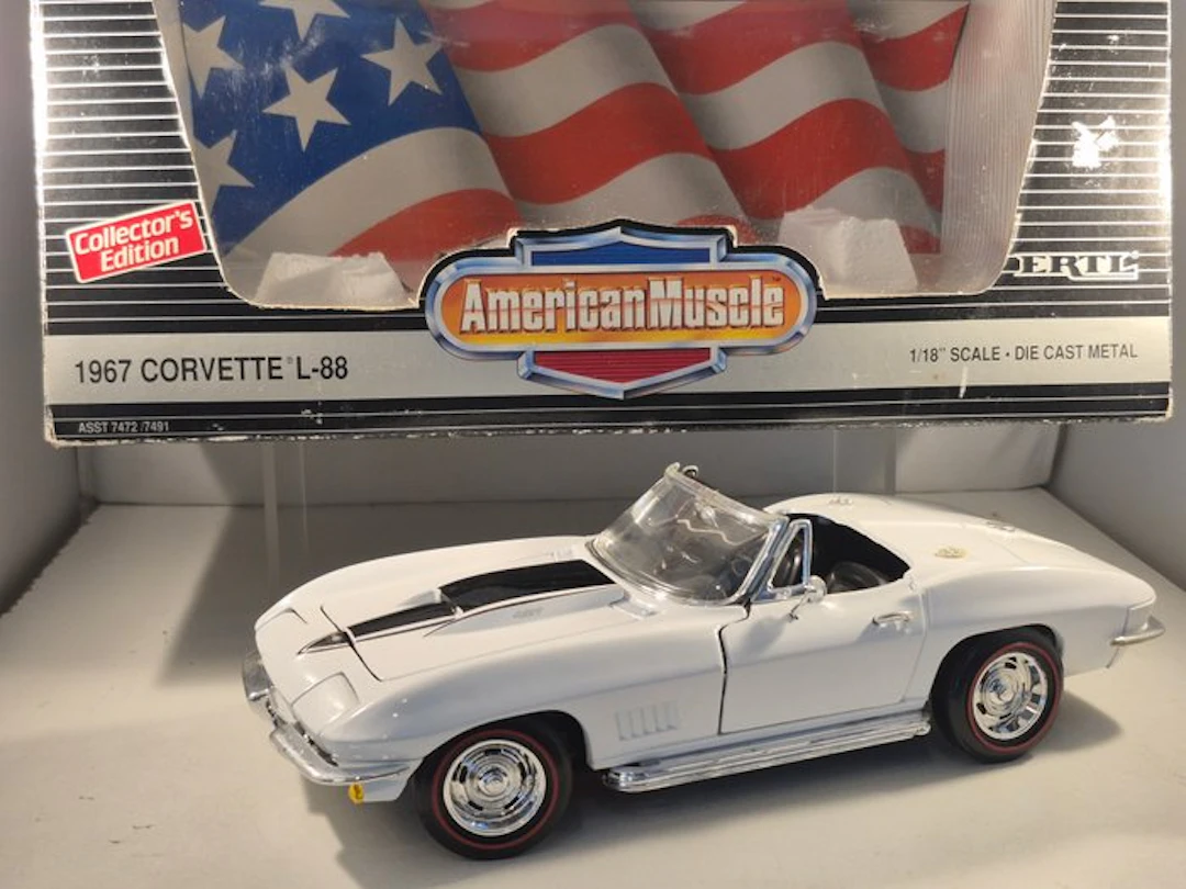Ertl 1:18 - Model convertible car - 1967 Corvette L-88