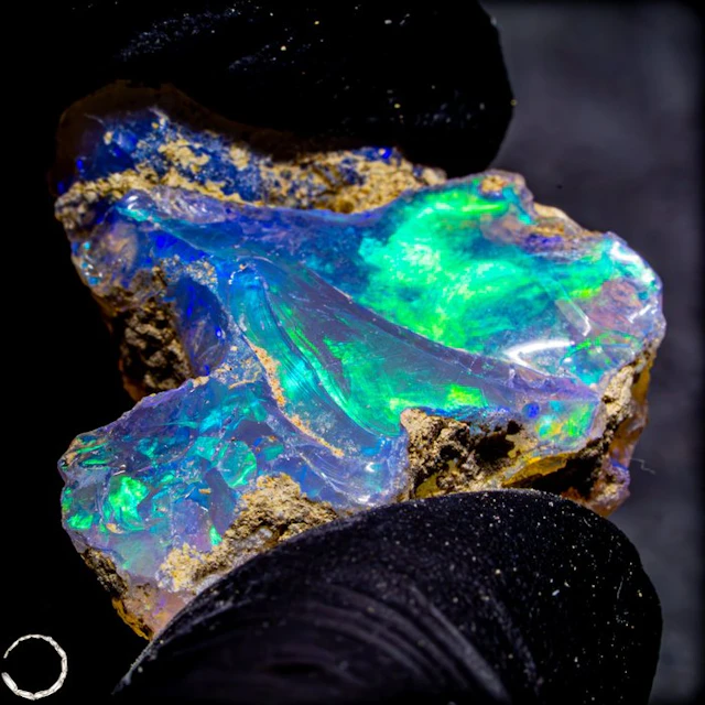 Welo opal – exceptional natural specimen with an intense...