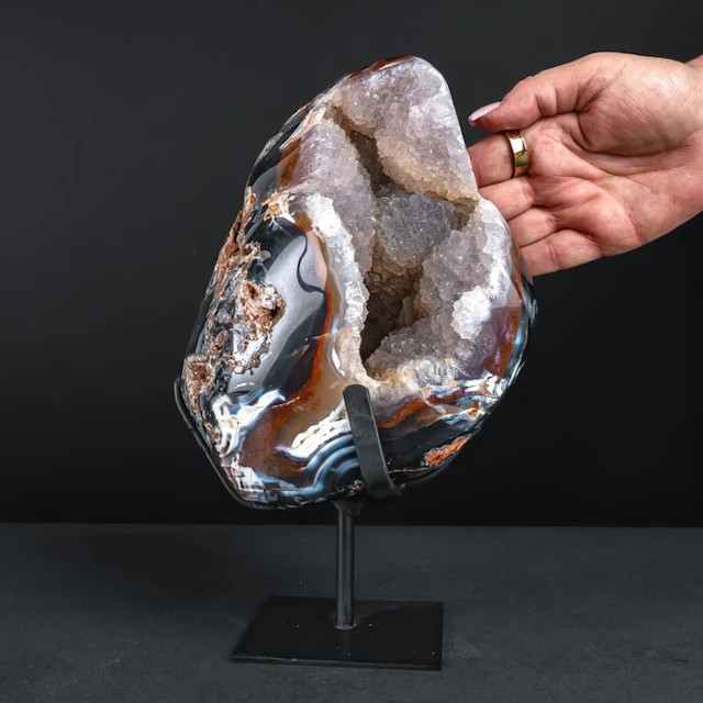 Agate-freeform with sparkling druzy – a fascinating...
