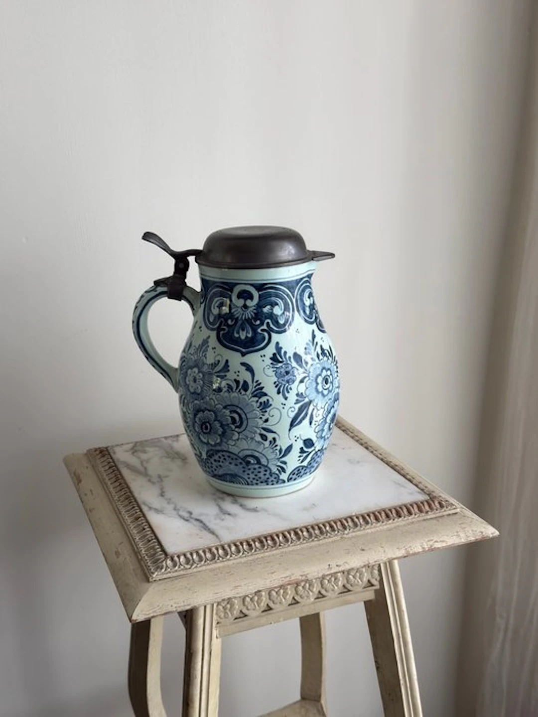 Oud Delft, Nijmegen - Jug - Earthenware - Ewer with a tin lid.