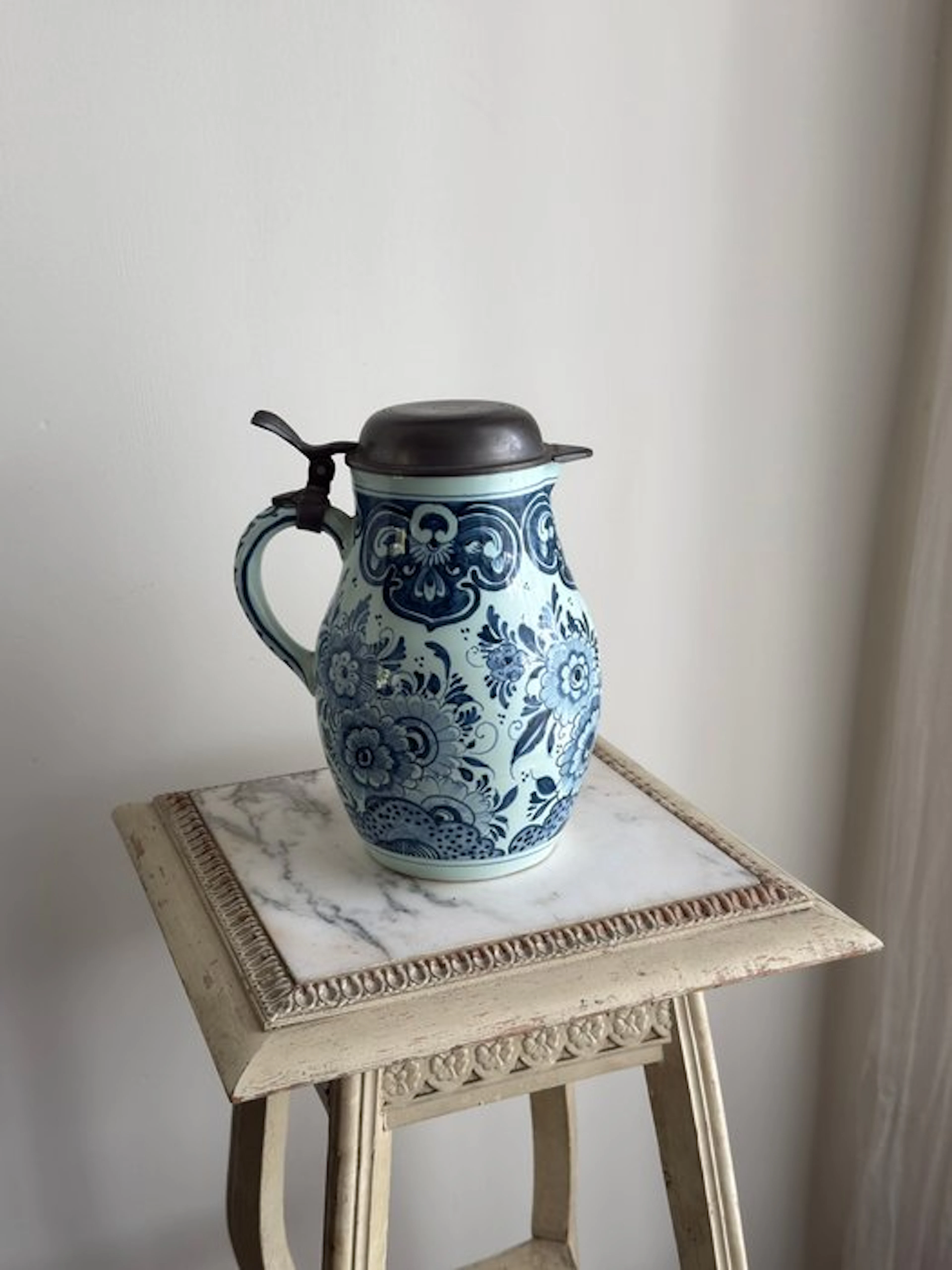 Oud Delft, Nijmegen - Jug - Earthenware - Ewer with a tin lid.