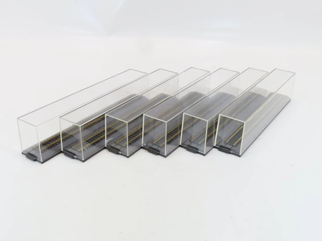 Gabriel - Display case (6) - Train display case with rails