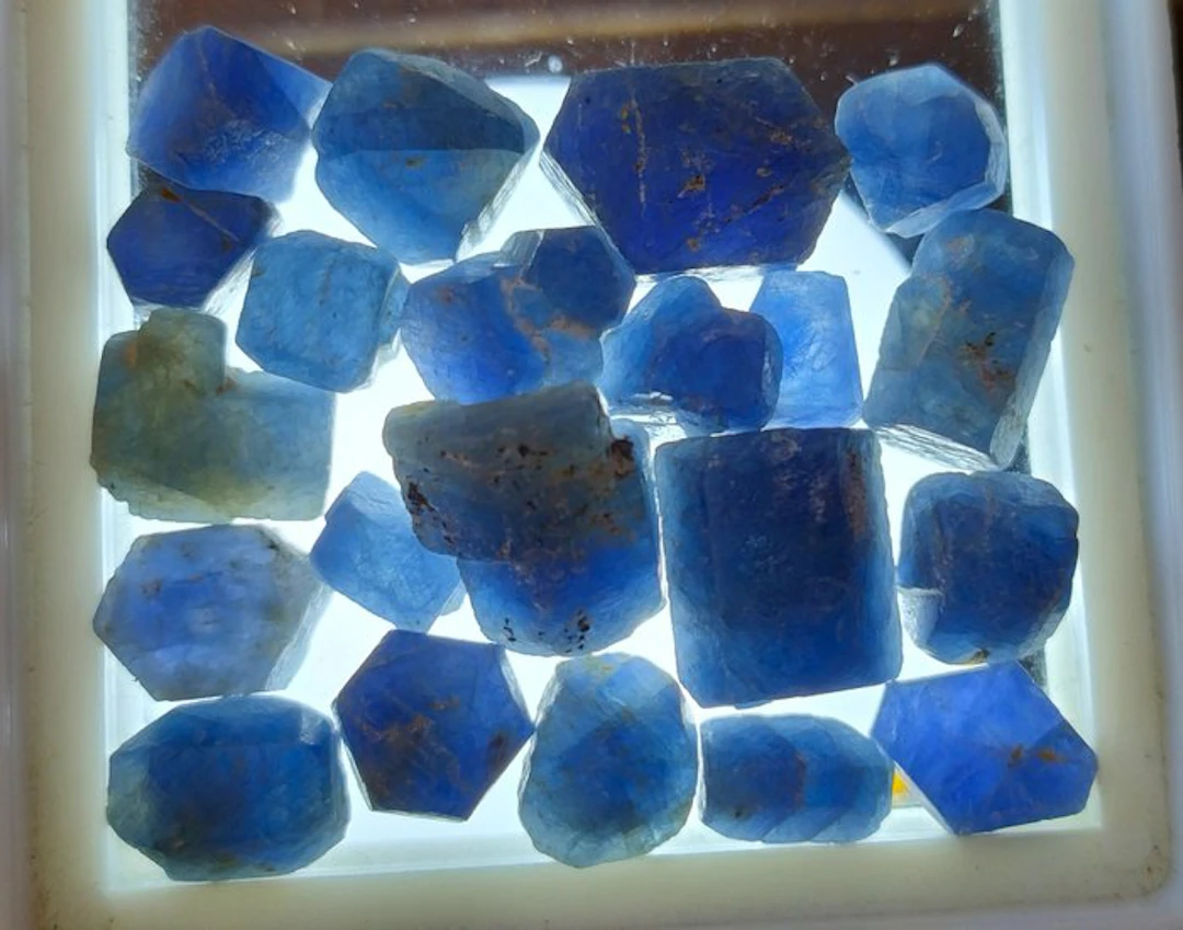 100 cts Untreated Sapphire - Rough- 20 g