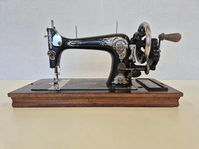 Winselmann Sewing machine - Wood, Metal