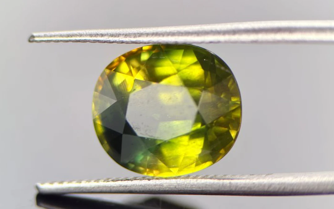 Yellow, Green Sapphire - 5.04 ct - Gem research Swiss Lab...