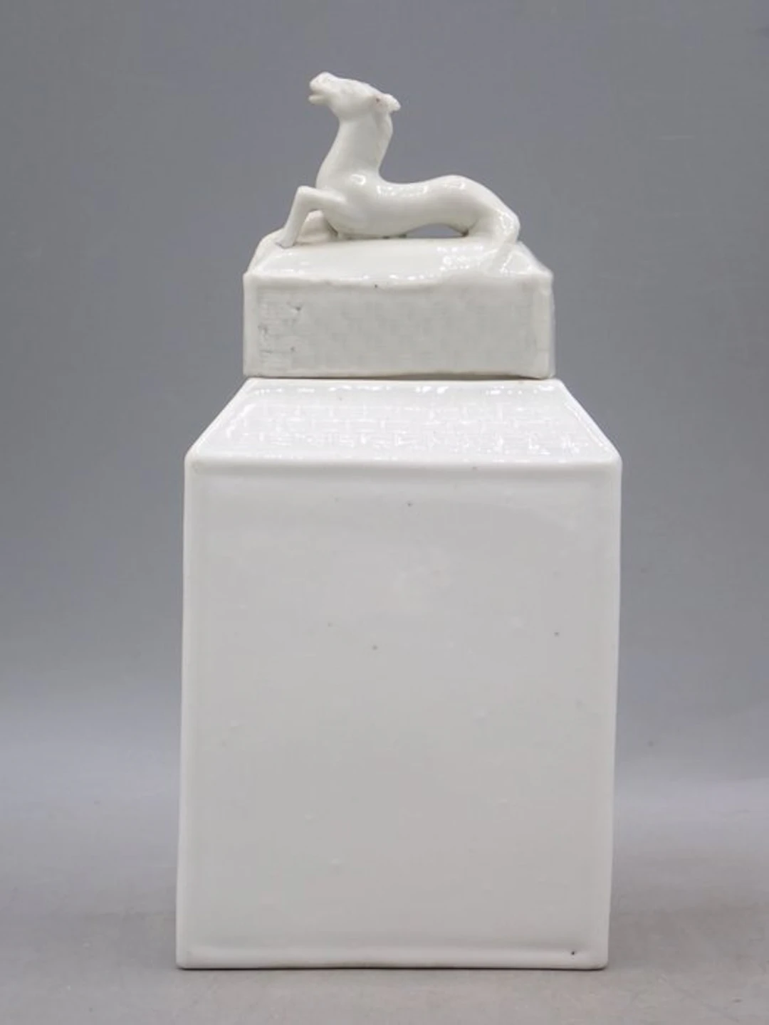 Tea caddy/ box - With sculpted horse ornament - Porcelain - Blanc de Chine