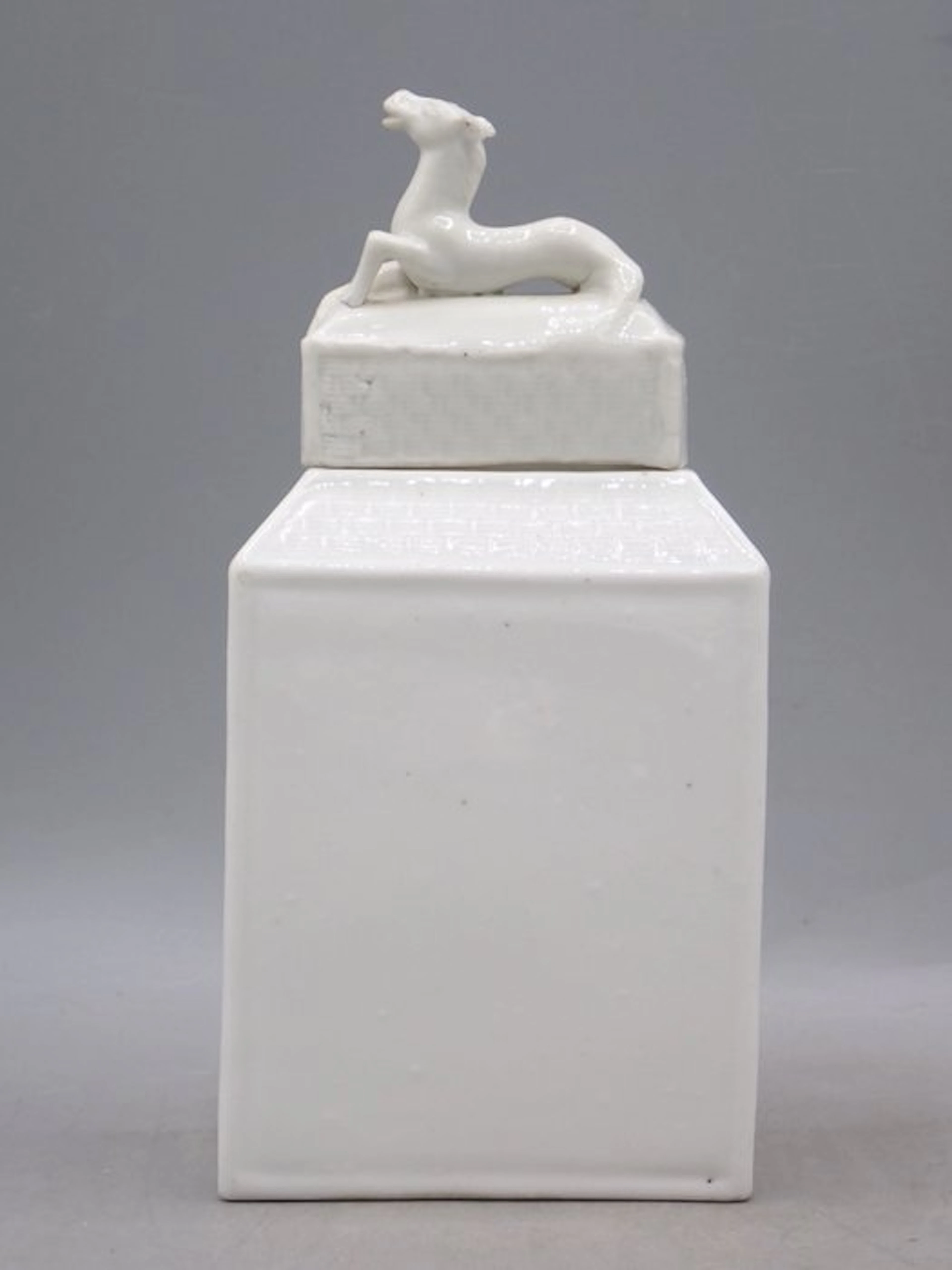 Tea caddy/ box - With sculpted horse ornament - Porcelain - Blanc de Chine