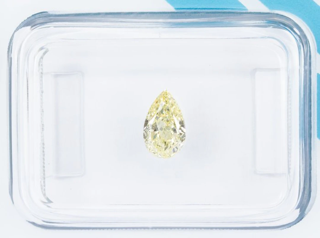No reserve price - 1 pcs Diamond (Natural coloured)...